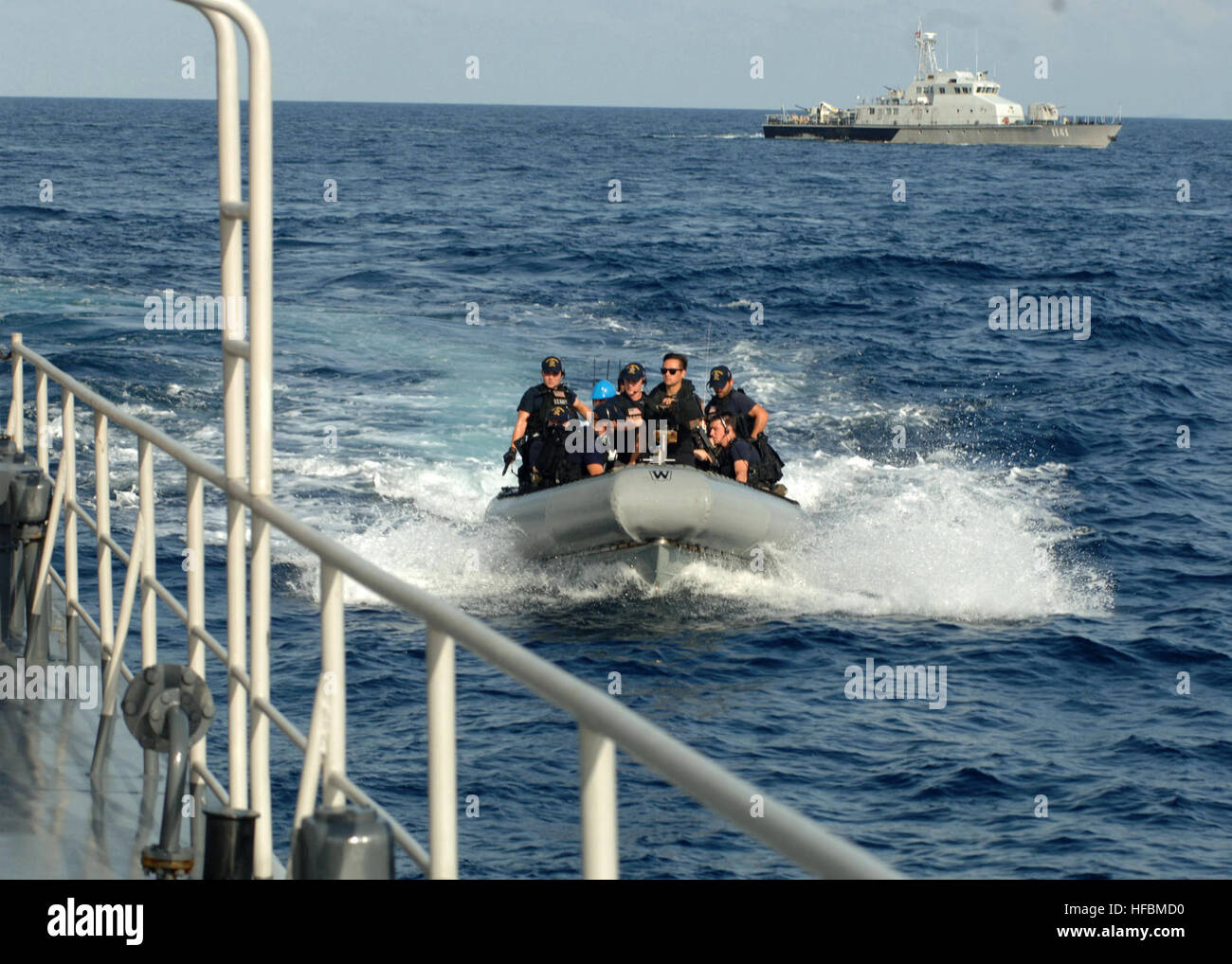 Golf von THAILAND (25. Oktober 2012) Mitglieder des Besuchs, Board, Durchsuchung und Beschlagnahme Teams aus der geführte Flugkörper-Fregatte USS Vandergrift (FFG 48) bereiten die kambodschanischen Marine an Bord patrouillieren Handwerk PC 1142 während flott Bereitschaft Zusammenarbeit und Ausbildung (CARAT) Kambodscha 2012. Karat ist eine Reihe von bilateralen militärischen Übungen zwischen der US-Marine und die Streitkräfte von Bangladesch, Brunei, Kambodscha, Indonesien, Malaysia, Philippinen, Singapur, Thailand und Timor Leste. Der US-Marine ist zuverlässig, flexibel und bereit, auf, über und unter dem Meeresspiegel weltweit zu reagieren. Die Gespräch o beitreten Stockfoto