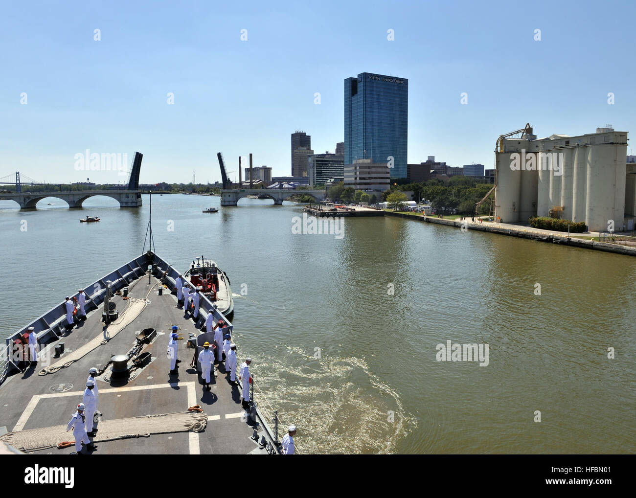 120821-N-VA840-363 TOLEDO, Ohio (23. August 2012) Segler Mann die Schienen an Bord der Oliver Hazard Perry-Klasse Fregatte USS De Wert (FFG 45) während das NavyÕs Gedenken der Zweihundertjahrfeier der Krieg von 1812. Die Feier fällt mit Toledo Navy Woche, einer der 15 Signatur-Veranstaltungen quer durch Amerika in 2012 geplant. Die einwöchige Veranstaltung gedenkt der Zweihundertjahrfeier des Krieges von 1812, und Gastgeber service-Mitglieder von US Navy, Royal Canadian Navy, Marine Corps und Küstenwache. (U.S. Navy Foto von Massenkommunikation Spezialist 3. Klasse Leonard Adams Jr./freigegeben) - offizielle US Navy Bilder - Stockfoto