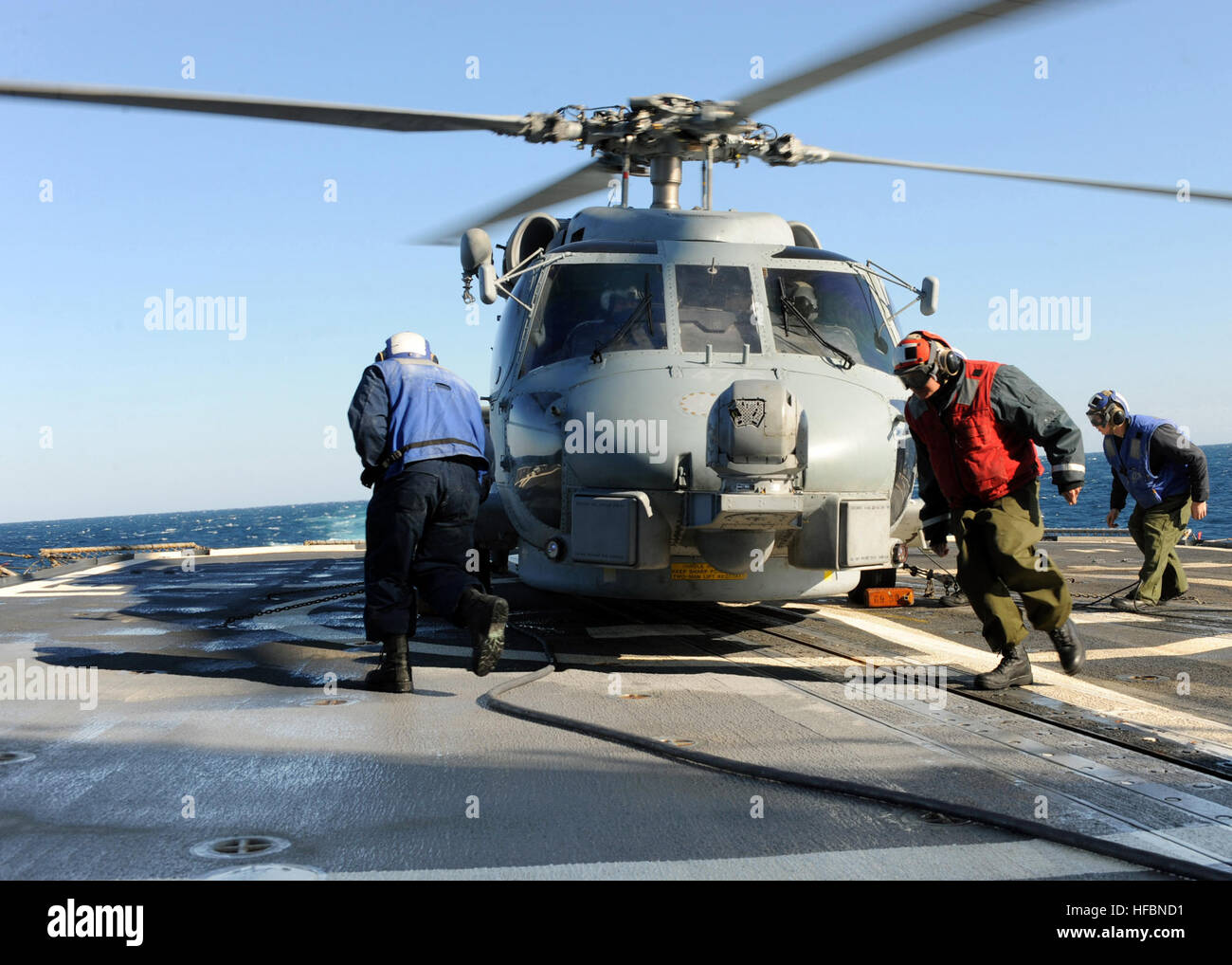 120115-N-PK218-005 Atlantik (15. Januar 2012) Segler aus Hubschrauber Anti-Submarine Squadron Licht (HSL) 46 bereiten einen SH-60 b-Hubschrauber für den Start an Bord der Ticonderoga-Klasse geführte Flugkörper Kreuzer USS Vicksburg (CG-69). Vicksburg ist Bestandteil der Enterprise Carrier Strike Group, die unterwegs eine zusammengesetzte Einheit Übung durchführt. (U.S. Navy Foto von Mass Communication Specialist 3. Klasse Nick C. Scott) - offizielle US Navy Bilder - Segler bereiten Sie einen Hubschrauber für den Start. Stockfoto