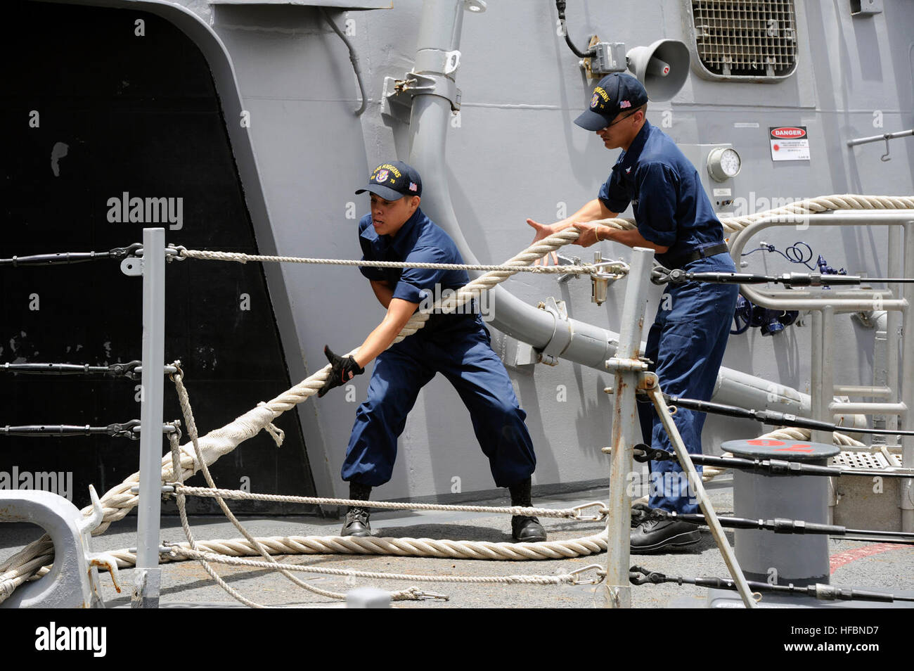 120710-N-MF277-023 gemeinsame Basis PEARL HARBOR HICKAM (10. Juli 2012) Segler zugewiesen geführte Flugkörper Zerstörer USS Higgins (DDG-76) bereiten Sie ihr Schiff im Gange auf gemeinsamer Basis Pearl Harbor-Hickam während der Rand des Pazifik (RIMPAC) 2012 zu erhalten. Zweiundzwanzig Nationen, mehr als 40 Schiffe und u-Boote, mehr als 200 Flugzeugen und 25.000 Mitarbeiter beteiligen sich an RIMPAC Übung vom 29. Juni bis 3. August in und rund um die Inseln von Hawaii. Der weltweit größte internationale maritime Übung RIMPAC bietet eine einzigartige Trainingsmöglichkeit, die hilft den Teilnehmern zu fördern und unterstützen die Genossenschaft Stockfoto