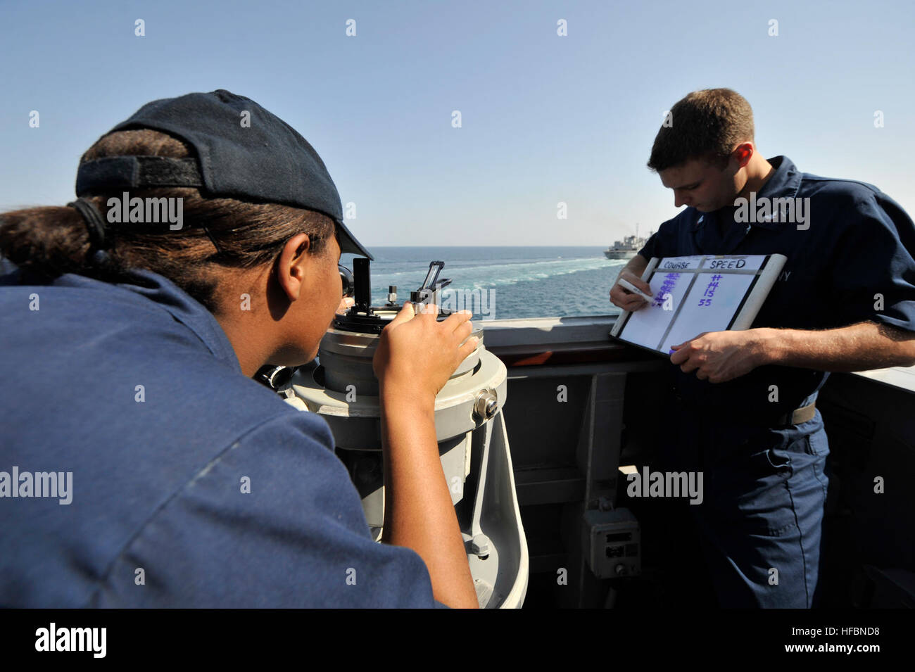 US-5TH Flotte Zuständigkeitsbereich (3. November 2012) Ensign Sequoia Watson nimmt ein Lager während Yeoman 3. Klasse Timothy Crowell Datensätze Kurs und Geschwindigkeit des Zerstörers USS Jason Dunham (DDG-109) geführte Flugkörper als Schiff Ansätze der Military Sealift Command schnell Kampfunterstützung Schiff USNS Brücke (T-AOE-10). Jason Dunham ist in den USA bereitgestellt 5. Flotte Aufgabengebiet Durchführung von maritimer Sicherheitsoperationen, Theater Sicherheitsbemühungen Zusammenarbeit und Unterstützung Missionen für die Operation Enduring Freedom. (Foto: U.S. Navy Mass Communication Specialist 2. Klasse Deven B. King/freigegeben) Stockfoto