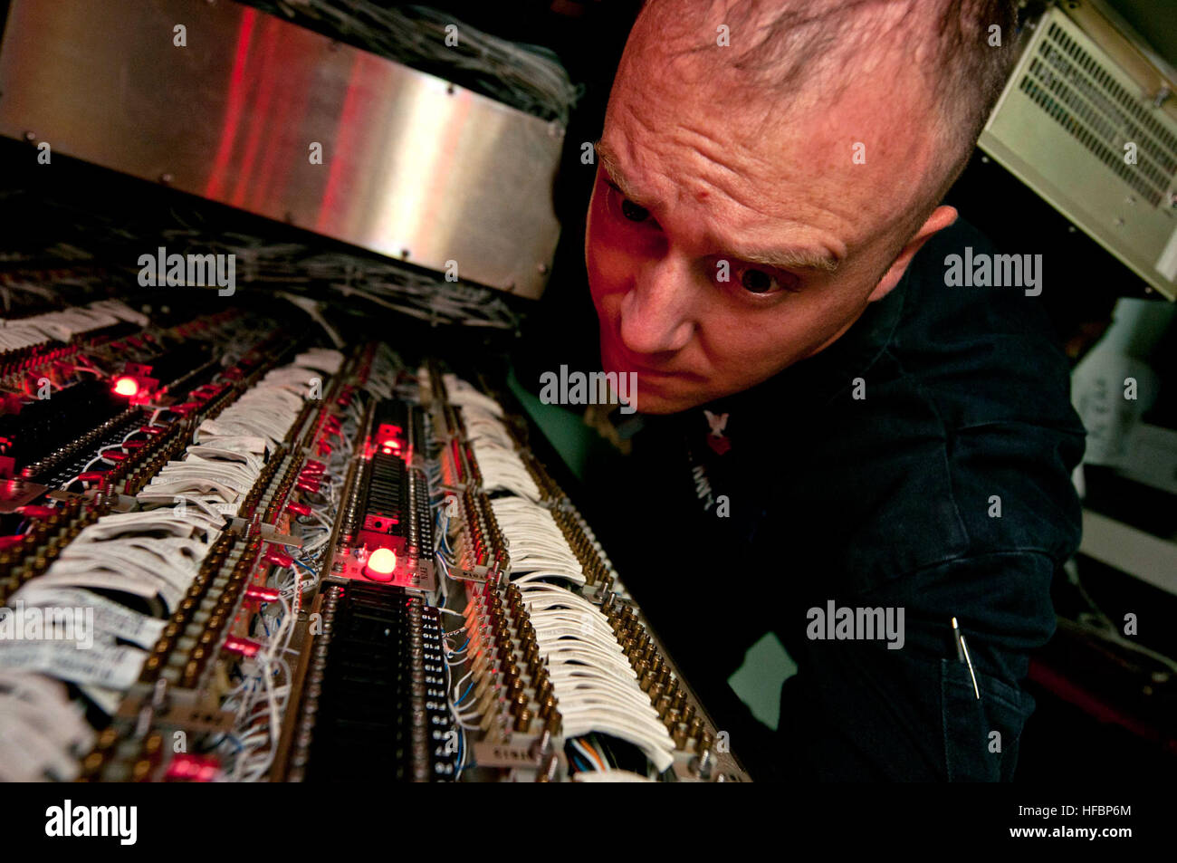 Golf von ADEN (27. September 2012) innere Kommunikation Elektriker 1. Klasse Andrew Westcott, von Darien, Ga., prüft die Schuld Indikation Schaltung im Inneren der Hauptverteiler der integrierte Voice-Kommunikationssystems an Bord der geführte Flugkörper-Zerstörer USS Winston S. Churchill (DDG-81). Winston S. Churchill ist in den USA bereitgestellt 5. Flotte Aufgabengebiet Durchführung von maritimer Sicherheitsoperationen, Theater Sicherheitsbemühungen Zusammenarbeit und Unterstützung Missionen für die Operation Enduring Freedom. (Foto: U.S. Navy Mass Communication Specialist 2. Klasse Aaron Chase/freigegeben) 120927-N Stockfoto