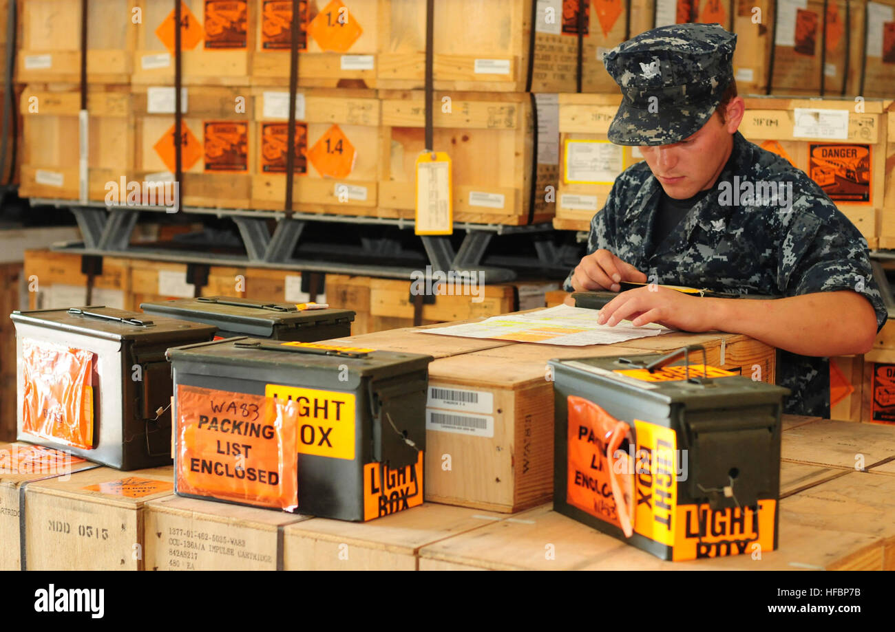110617-N-RN782-043 SIGONELLA, Italien (17. Juni 2011) Aviation Ordnanceman 3. Klasse Timothy McQueary überprüft eine Munition Inventar Blatt auf Marine Munition Befehl während der Operation Unified Protector. (Foto: U.S. Navy Masse Kommunikation Spezialist Seemann Apprentice Brian Glunt/freigegeben) - offizielle US Navy Bilder - Seemann prüft ein Munition Inventar Blatt auf Marine Munition Befehl Stockfoto