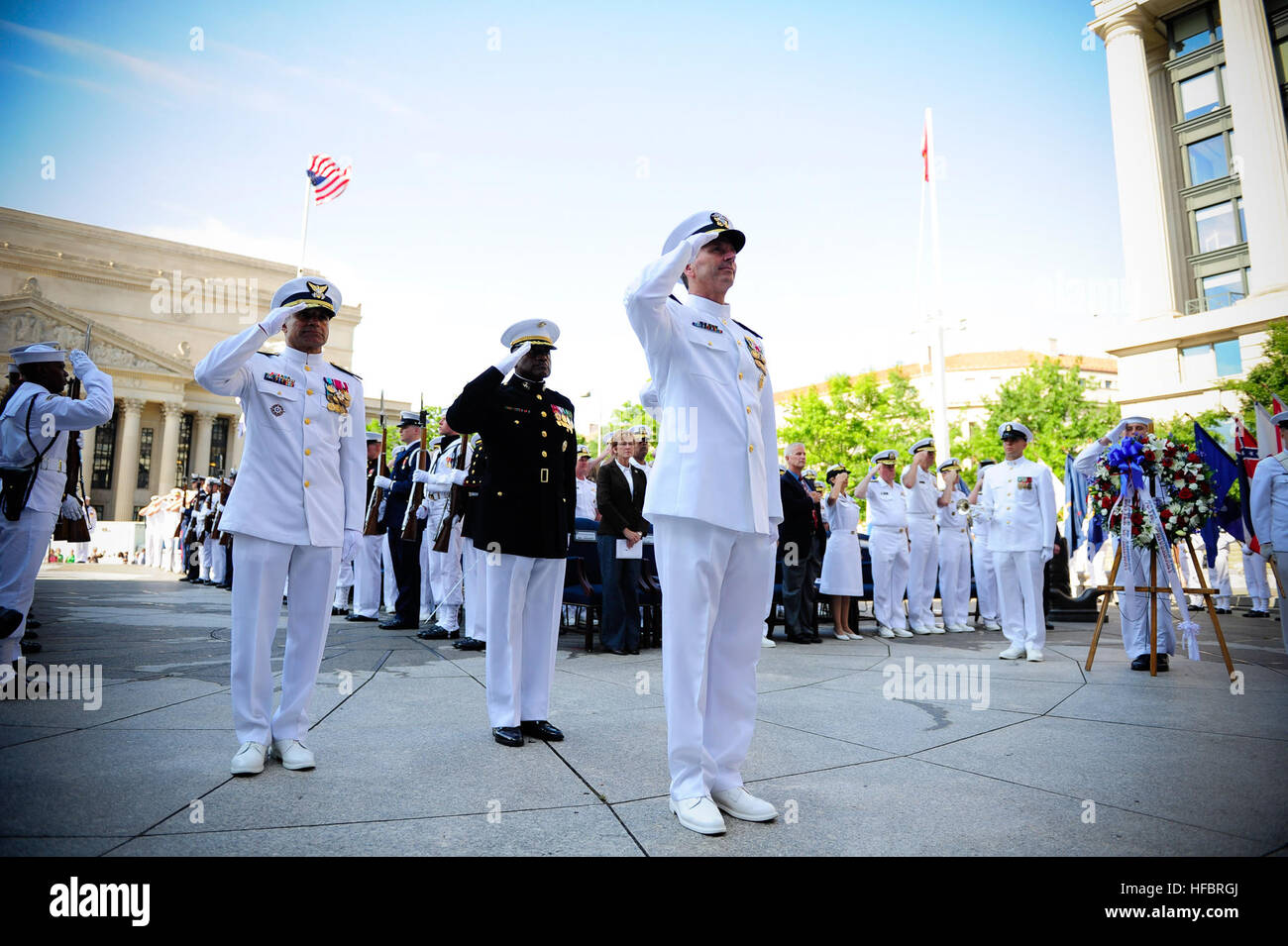 120604-N-WL435-072 WASHINGTON (4. Juni 2012) Chief of Naval Operations (CNO) ADM Jonathan Greenert und die offizielle Party begrüssen die Farben, wie sie bei der US Navy Memorial zum Start der Schlacht von Midway Gedenktag Zeremonie vorgeführt werden. Einer offiziell verkündet 4. Juni 2012 "Schlacht von Midway Gedenktag" und forderte alle Segler von diesem Tag vorwärts, als einen Tag zu erinnern, die Tapferkeit 4.Juni markieren und Erbe der Midway-Veteranen. Dieses Jahr ist zum 70. Jahrestag der entscheidenden Schlacht um Midway, bekannt als der Wendepunkt im zweiten Weltkrieg, die dazu führen, die United Stat Stockfoto