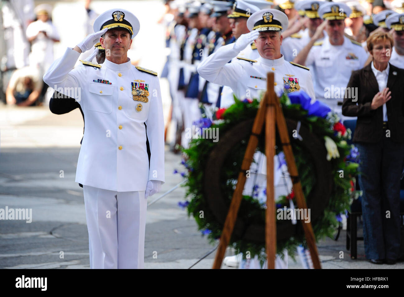 120604-N-WL435-127 WASHINGTON (4. Juni 2012) Chief of Naval Operations (CNO) ADM Jonathan Greenert, Grüße Mitglieder der offiziellen Party und Zeremonie Begleiter einen Kranz an der US-Navy Memorial zu Ehren der Schlacht von Midway Gedenktag Zeremonie dort platziert. Einer offiziell verkündet 4. Juni 2012 "Schlacht von Midway Gedenktag" und forderte alle Segler von diesem Tag vorwärts, als einen Tag zu erinnern, die Tapferkeit 4.Juni markieren und Erbe der Midway-Veteranen. Dieses Jahr ist zum 70. Jahrestag der entscheidenden Schlacht um Midway, bekannt als der Wendepunkt im zweiten Weltkrieg, die dazu führen, t Stockfoto