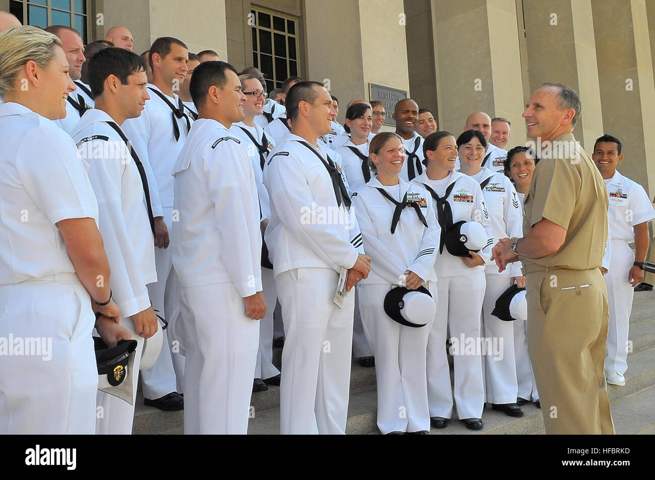 120827-N-YQ566-042 WASHINGTON (27. August 2012) Chief of Naval Operations (CNO) ADM Jonathan Greenert spricht über die Wichtigkeit der führenden Integer mit einer Gruppe von Chief Petty Officer wählt im Pentagon. (Foto: U.S. Navy Mass Communication Specialist 2. Klasse Kyle P. Malloy/freigegeben) - offizielle US Navy Bilder - das Clusternamenobjekt spricht über die Wichtigkeit der führenden. Stockfoto