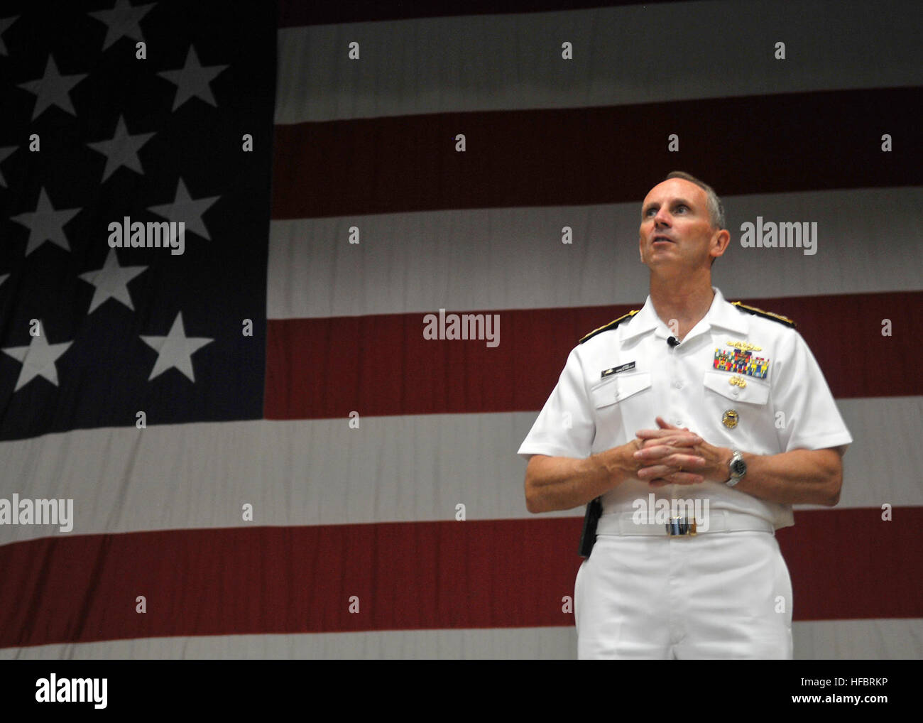 120806-N-QI093-146 NAVAL BASE KITSAP-BREMERTON, Washington (6. August 2012) Chief of Naval Operations (CNO) Admiral Jonathan W. Greenert spricht zu den Seeleuten während eines alle Hände Anrufs am Naval Base Kitsap-Bremerton. Einer sprach mit Matrosen über bevorstehende Marinetätigkeiten während seines Besuchs. (Foto: U.S. Navy Mass Communication Specialist 3. Klasse Ruben Reed/freigegeben) - offizielle US Navy Bilder - das Clusternamenobjekt spricht für Segler. (2) Stockfoto