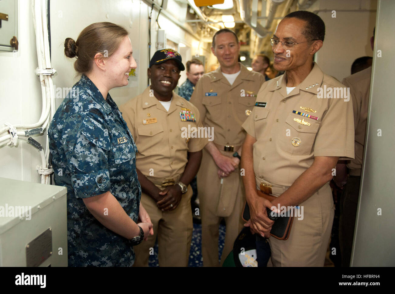 120609-N-PB383-672 PEARL HARBOR (13. Juni 2012) ADM Cecil Haney, Recht, Kommandeur der US-Pazifikflotte, grüßt Lt. j.g. Kristen Kelso während einer Tour durch das Multi-Purpose amphibischer Angriff Schiff USS Makin Island (LHD 8). Makin Island und eingeschifften Marines, die 11. Marine Expeditionary Unit zugeordnet in die USA eingesetzt werden 3. Flotte Einsatzgebiet. (Foto: U.S. Navy Mass Communication Specialist 2. Klasse Dominique Pineiro/freigegeben) - offizielle US Navy Bilder - der Kommandant der US-Pazifikflotte grüßt einen Offizier. Stockfoto