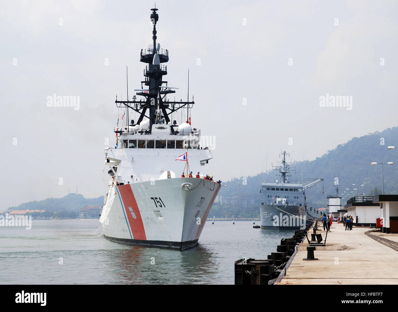 120614-N-HM950-032 LUMUT, Malaysia (14. Juni 2012) ankert der US Coast Guard Legende-Klasse Staatssicherheit Fräser USCGC Waesche (WMSL 751) bei Lumut Naval Base in Zusammenarbeit flott Bereitschaft und Training (CARAT) Malaysia 2012 teilnehmen. Karat 2012 ist eine neun-Land, bilaterale Übung zwischen den Vereinigten Staaten und Bangladesch, Brunei, Kambodscha, Indonesien, Malaysia, Singapur, den Philippinen, Thailand und Timor-Leste und dient zur Verbesserung der Sicherheit im Seeverkehr Fähigkeiten und operativen Zusammenhalt unter den beteiligten Kräften. (U.S. Navy Photo von Chief Masse Kommunikation Spezialist Aaron G Stockfoto