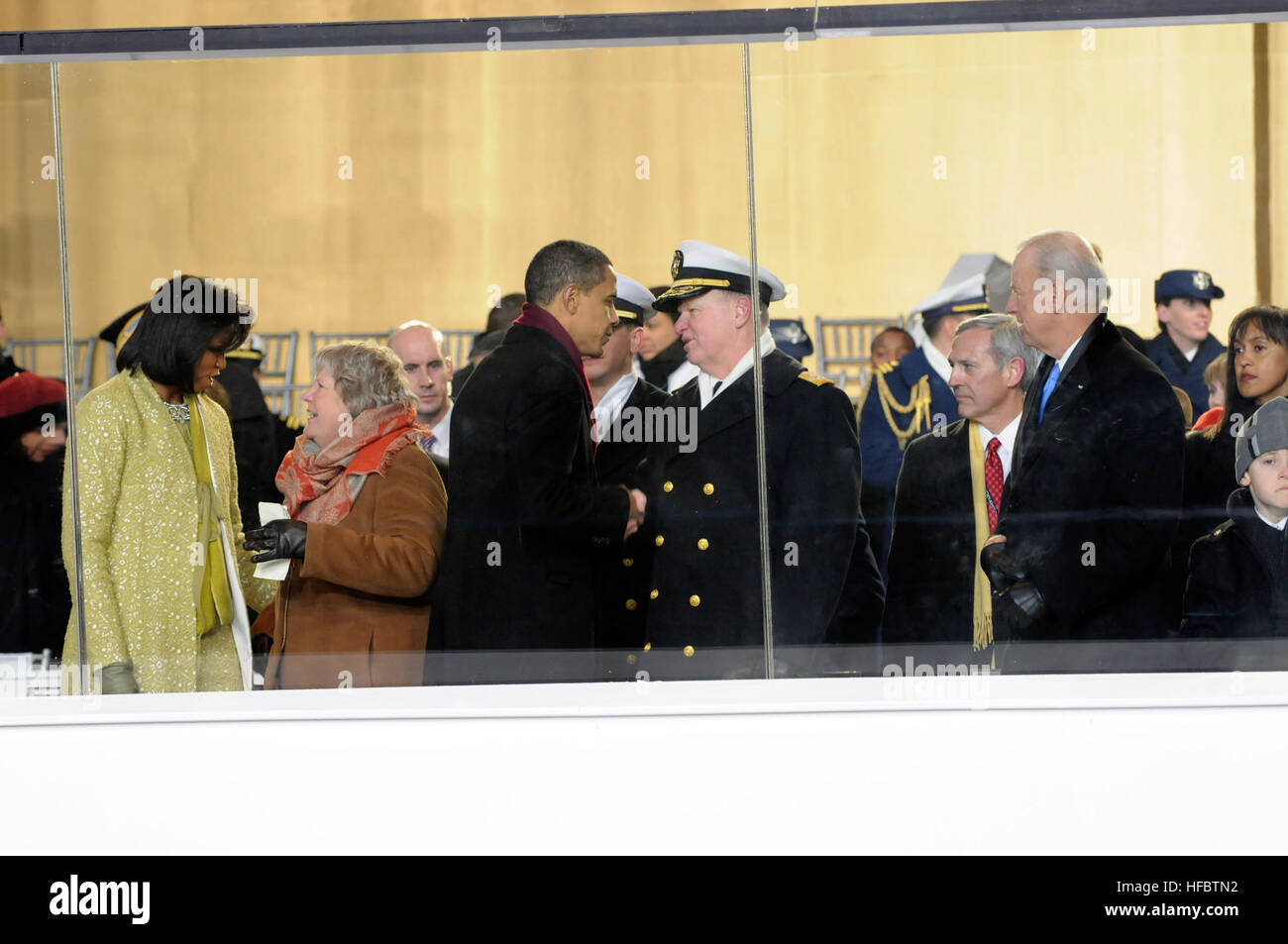 Sprechen Sie Präsident Barack Obama und Chef des Naval Operations Admiral Gary Roughead, zusammen mit First Lady Michelle Obama und Ellen Roughead, in der presidential Tribüne während der 2009 Presidential Inaugural Parade in Washington. Mehr als 5.000 Männer und Frauen in Uniform hat militärischen zeremonielle unterstützt 2009 Amtseinführung des Präsidenten, eine Tradition, die auf Washingtons 1789 Einweihung zurückgeht. 2009 erste Parade 147810 Stockfoto