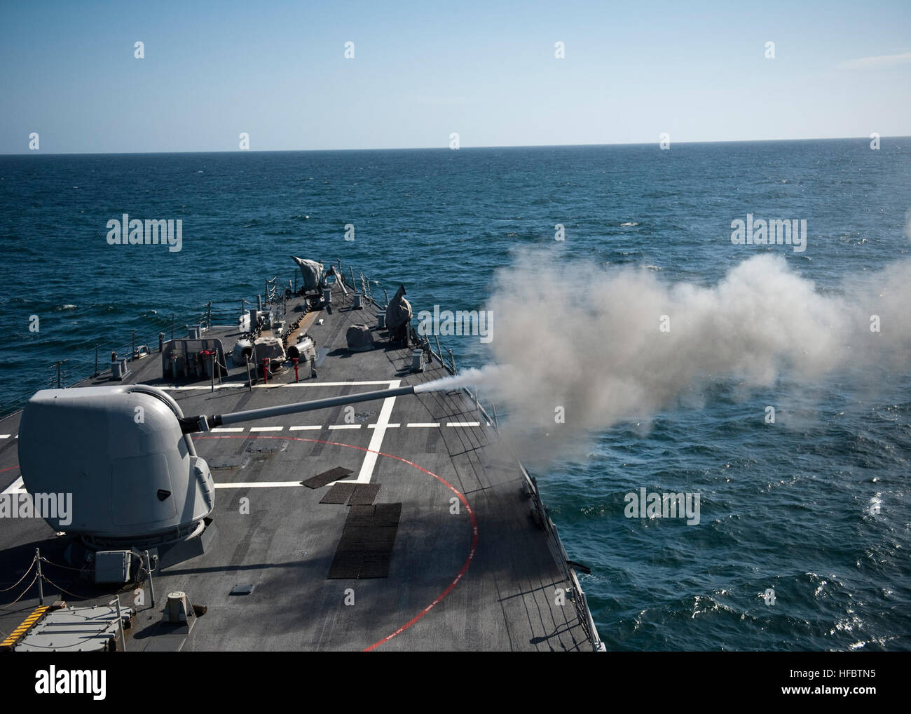 110919-N-FI736-137 Atlantik (19. September 2011) die MK-45 5 Zoll/54-Kaliber leichte Kanone von der geführte Flugkörper-Zerstörer USS Arleigh Burke (DDG-51) wird ausgelöst, während einer live-Feuer-Übung. Arleigh Burke ist in Übung Joint Warrior 2011-2 beteiligt. Gemeinsame Krieger dient als eine Zertifizierung Veranstaltung für Schiffe bereitstellen mit der Koalition in Zukunft Operationen erzwingt. (Foto: U.S. Navy Mass Communication Specialist 3. Klasse Scott Pittman/freigegeben) - offizielle US Navy Bilder - USS Arleigh Burke (DDG-51) feuert sein 5-Zoll-Geschütz. Stockfoto