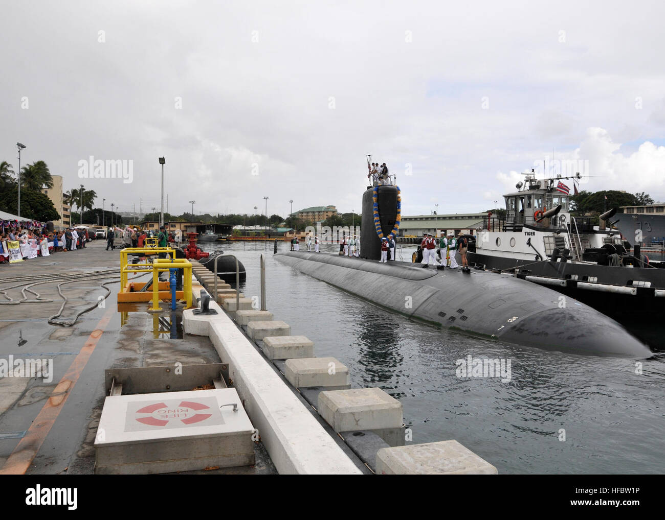 120823-N-UK333-051 PEARL HARBOR (23. August 2012) der Los-Angeles-Klasse u-Boot USS Columbus (SSN-762), gemeinsame Basis Pearl Harbor-Hickam kehrt nach Abschluss einer geplanten Bereitstellung für den westlichen pazifischen Raum. Columbus ist das einundfünfzigste Los-Angeles-Klasse u-Boot und die zwölfte verbesserte Version dieser Klasse, umfasst eine vertikale Trägersystem für Tomahawk-Marschflugkörper und eine verbesserte Rumpf-Design für den Betrieb unter Eis. (Foto: U.S. Navy Mass Communication Specialist 1. Klasse Ronald Gutridge/freigegeben) - offizielle US Navy Bilder - USS Columbus kehrt nach gemeinsamen Basis Erbse Stockfoto