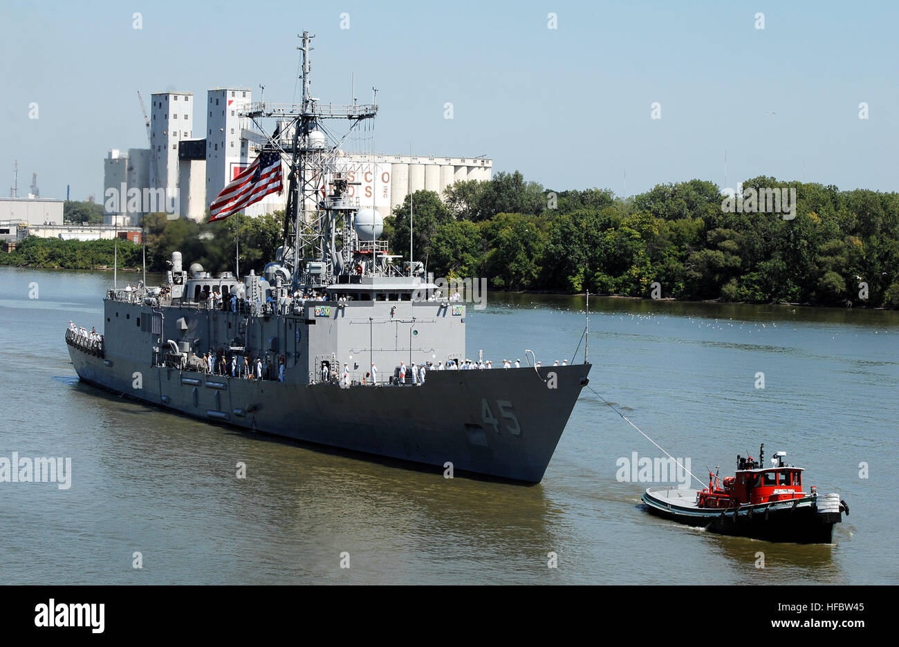 120823-N-BX435-041 TOLEDO, Ohio (23. August 2012) The Oliver Hazard Perry-Klasse Fregatte USS DeWert (FFG-45)-Transite der Maumee River in Toledo Toledo Navy Woche 2012. Toledo-Marine-Woche ist einer der 15 Signatur-Veranstaltungen quer durch Amerika in 2012 geplant und deckt sich mit dem NavyÕs Gedenken der Zweihundertjahrfeier der Krieg von 1812, Hosting-Service-Mitglieder aus der US Navy, Royal Canadian Navy, Marine Corps und Küstenwache. (Foto: U.S. Navy Mass Communication Specialist 1. Klasse Mark O'Donald/freigegeben) - offizielle US Navy Bilder - USS DeWert Transite der Maumee River. Stockfoto