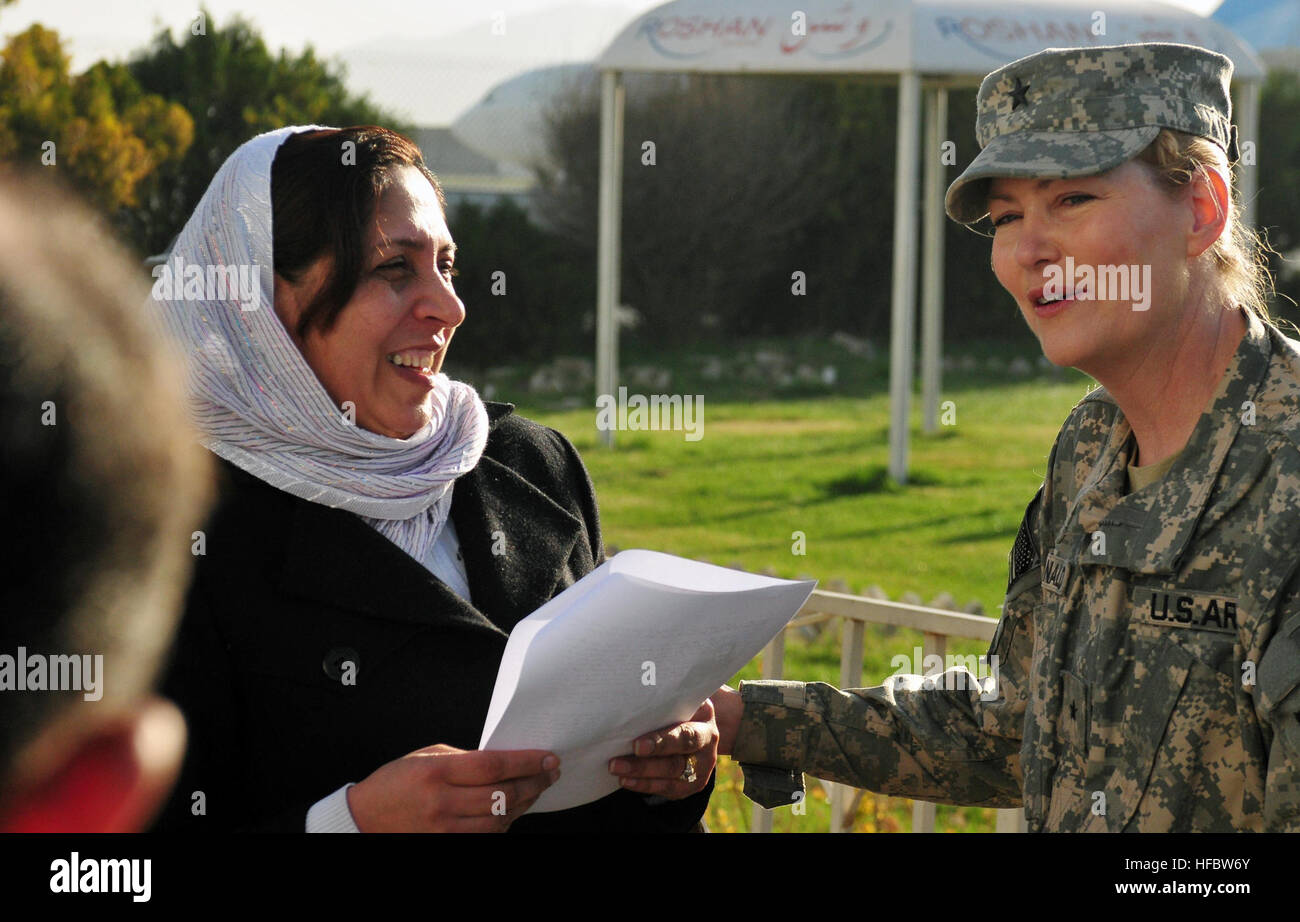 Oberst Shafiqa Quarashi wird von Major General Anne F. Macdonald, stellvertretender Kommandierender General, Police Department, am 19. März nach ihrer Rückkehr aus den Vereinigten Staaten begrüßt, wo sie einen 2010 International Woman of Courage Award von US-Außenministerin Hilary Clinton erhielt. 75 Frauen aus der ganzen Welt wurden für den Award nominiert, obwohl es nur zehn in einer Zeremonie an das US-Außenministerium am 10. März präsentiert wurden. 2010 International Woman of Courage Award 261452 Stockfoto