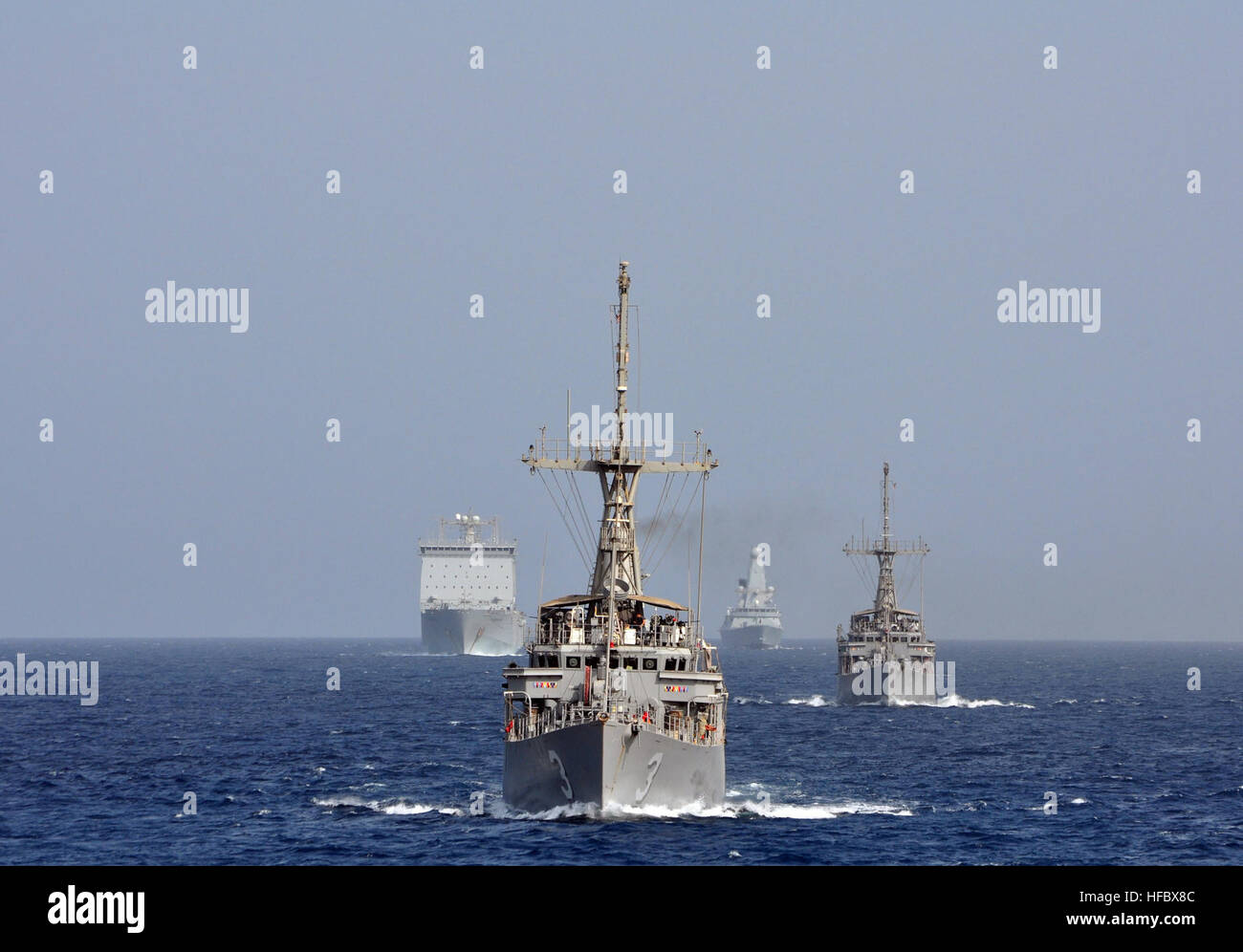 Golf von OMAN (20. September 2012) der britischen Royal Fleet Auxiliary amphibischer Angriff Schiff RFA Cardigan Bay (L3009), links, Mine Gegenmaßnahmen Schiff USS Sentry (MCM 3), der britischen Royal navy Zerstörer HMS Diamond (D 34) und die Grube Gegenmaßnahmen Schiff USS Devastator (MCM 6) Transit in Bildung in den Golf von Oman. Die Koalition Kraft ist zur Unterstützung der internationalen Mine Gegenmaßnahmen Übung (IMCMEX) 2012 als Teil der Task Force Süd in Betrieb. IMCMEX 12 beinhaltet marinen aus mehr als 30 Ländern und konzentriert sich auf die Förderung der regionalen Sicherheit durch Mine Gegenmaßnahme Niederlassungen in den Stockfoto
