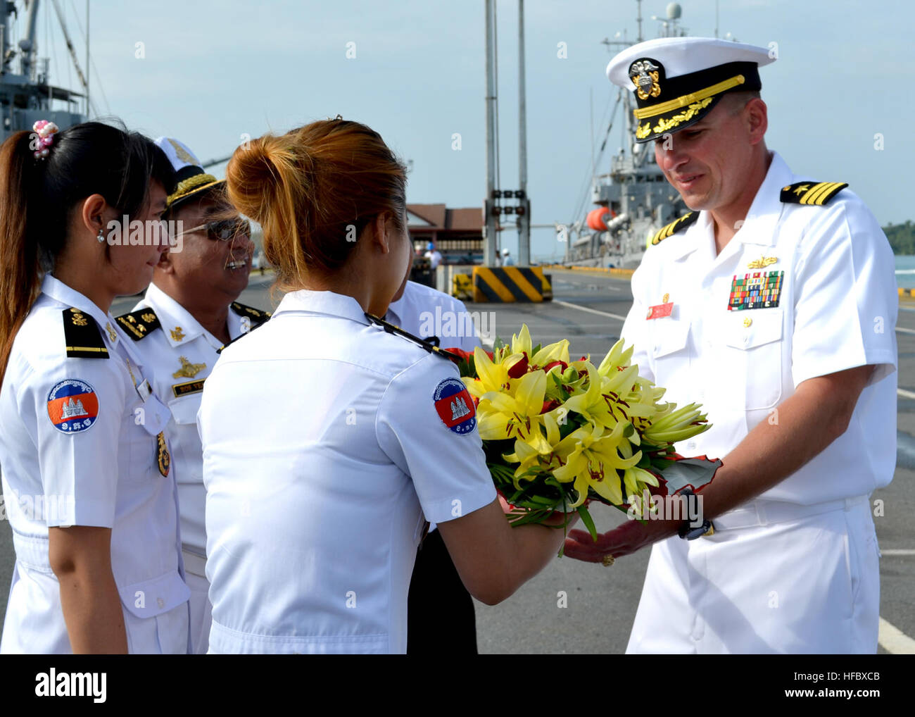 SIHANOUKVILLE, Kambodscha (21. Oktober 2012) königliche kambodschanische Marine Matrosen CMdR Joseph R. Darlak, Kommandierender Offizier der geführte Raketen Fregatte USS Vandegrift (FFG-48), mit Blumen bei der Ankunft in Sihanoukville-Handelshafen zu präsentieren. Vandegrift ist flott Bereitschaft Zusammenarbeit und Ausbildung (CARAT) Kambodscha Phase 2012 beteiligt.  Karat ist eine Reihe von bilateralen militärischen Übungen zwischen der US-Marine und die Streitkräfte von Bangladesch, Brunei, Kambodscha, Indonesien, Malaysia, Philippinen, Singapur, Thailand und Timor Leste. (U.S. Navy Photo von Chief Masse Kommunikation Spezialist J Stockfoto