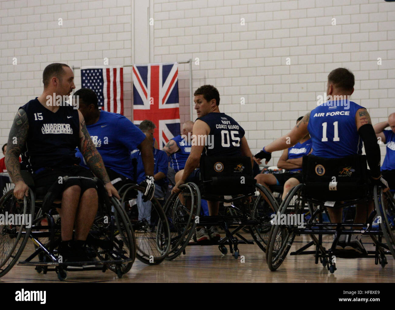 Marine/Küstenwache Teammitglied im Ruhestand Aviation Elektriker Kumpel Steven Davis von Turlock, Kalifornien, und im Ruhestand Operations Specialist 2. Klasse Joseph Frank Block gegnerischen Teammitglieder in einem Rollstuhl-Basketball-Spiel gegen Team Luftwaffe während der 2013 Krieger Spiele 14 Mai. Die Krieger Spiele umfasst Wettbewerbe im Bogenschießen, Radfahren, sitzende Volleyball, schießen, Schwimmen, Leichtathletik und Rollstuhl-Basketball. Das Ziel der Krieger Spiele ist nicht unbedingt die erfahrensten Athleten zu identifizieren, sondern eher zu zeigen, das unglaubliche Potential der Verwundeten Krieger durch wettbewerbsfähige sp Stockfoto