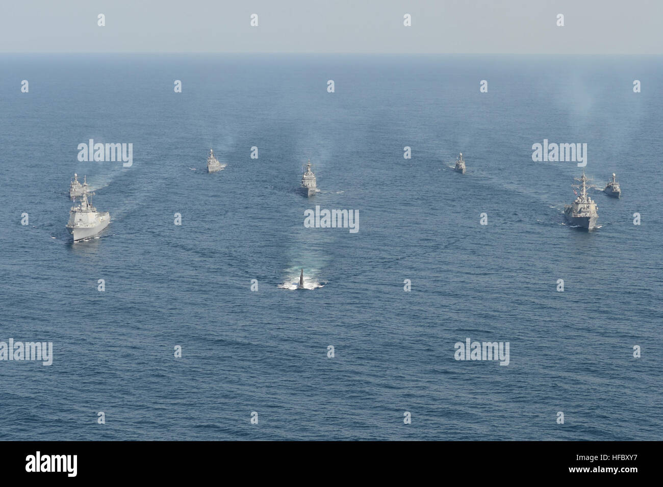 150312-N-UG232-757 Gewässer, der östlich von der koreanischen Halbinsel (12. März 2015), die eine kombinierte Flotte der US Navy und Republik Korea Navy (ROKN) Transit gemeinsam für ein Foto-Übung während der Schiffe üben Fohlen Adler 2015.  ROKN u-Boot-Lee Sunshin (SS-068), ROKN Sejong sind abgebildet toll (DDG-991), USS Lassen (DDG-82), ROKN opernhaft (PCC 763), ROKN Gwanggaeto das große (DDH 971), ROKN Sokcho (PCC 778), ROKN Kyeongbuk (FF 956) und ROKN Gwangmyeong (PCC-783).  Fohlen Adler ist eine Reihe von jährlichen Veranstaltungen, die Verteidigung-orientiert und zur Steigerung der Bereitschaft und Aufrechterhaltung der Stabilität auf Stockfoto
