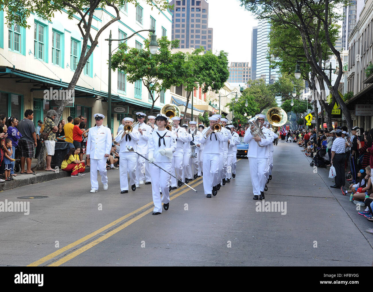 Mitglieder der US-Navy Pazifik Flotte Band März 2014 nachts in Chinatown Street Festival im Zentrum von Chinatown. Die Multi-Block-Straßenfest im Herzen von Chinatown vorgestellten live-Unterhaltung, Lebensmittel und Kunsthandwerk. Die Chinatown Merchants Association veranstaltet die Parade, die jedes Jahr stattfindet, um das chinesische Neujahr zu feiern. (Foto: U.S. Navy Mass Communication Specialist 1. Klasse Nardel Gervacio/freigegeben) 2014 Nacht in Chinatown Street Festival 140125-N-ZK021-011 Stockfoto