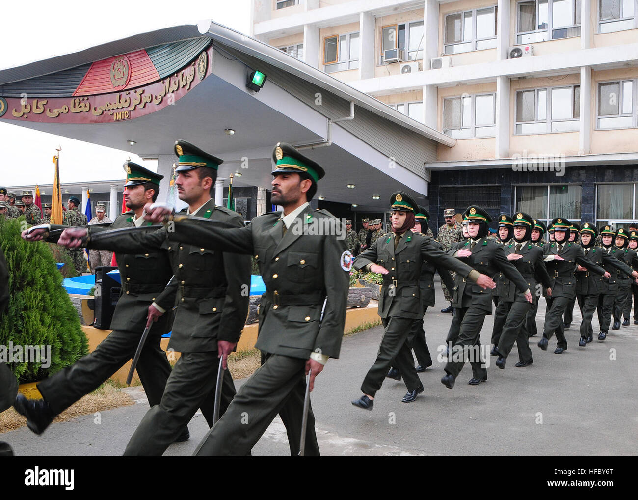 111124-IA840-057(November 24, 2011) KABUL – vierzehn Afghan National Army (ANA) Frauen absolvieren die zweite alle weiblichen Offizier Kandidat School (OCS) in Kabul Military Training Center (Ausbildungszentrum), unter Leitung der NATO Training Mission-Afghanistan (NTM-A).  NTM-A ist ein Zusammenschluss von 37 truppenstellenden Nationen mit der Unterstützung der Regierung der islamischen Republik von Afghanistan (GIRoA) bei der Erzeugung eine leistungsfähige und nachhaltige afghanischen nationalen Sicherheitskräfte bereit, die Führung der Sicherheit ihres Landes bis zum Jahr 2014 zu übernehmen. (U.S. Navy Photo by Mass Communications Specialist 1. Klasse Elizabeth Stockfoto