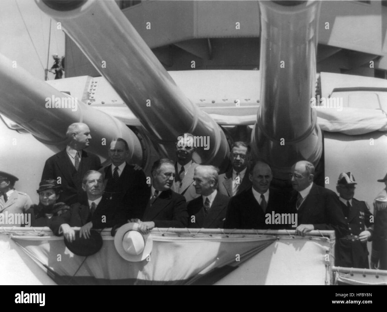 Roosevelt und andere stellte unter großen Geschütze auf Schlachtschiff Stockfoto