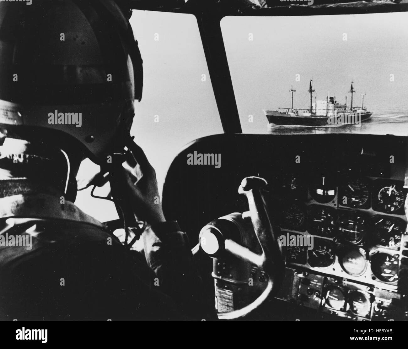 Frachter aus Vietnam, gesehen vom Cockpit des SP-5 b Marlin von VP-40 im Juni 1965 Stockfoto