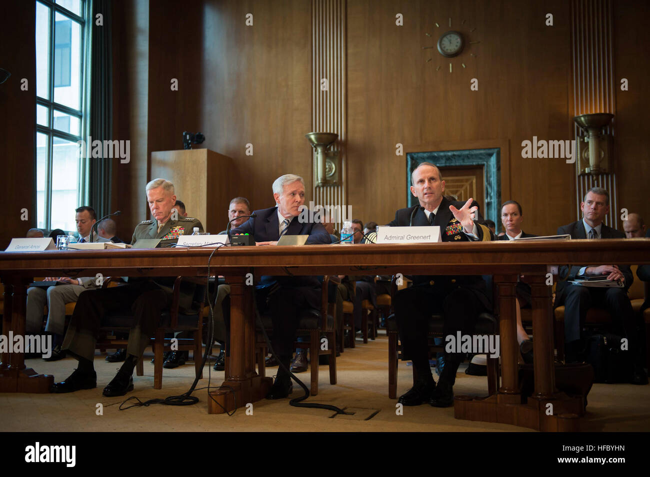 130424-N-WL435-195. WASHINGTON (24. April 2013) Chief of Naval Operations (CNO) ADM Jonathan Greenert zeugt mit Secretary Of The Navy Ray Mabus und Kommandant des Marine Corps General James Amos vor dem Senatsausschuss Mittel, Verteidigung-Unterausschuss für die Abteilung des Haushaltsplans Navy Geschäftsjahr 2014. (Foto: U.S. Navy Mass Communication Specialist 1. Klasse Peter D. Lawlor/freigegeben) Von rechts, U.S. Marine Admiral Jonathan Greenert, der Chief of Naval Operations, bezeugt über das Geschäftsjahr 2014 Budget mit Ray Mabus Secretary Of The Navy und Marine Corps General James Amos, th Stockfoto