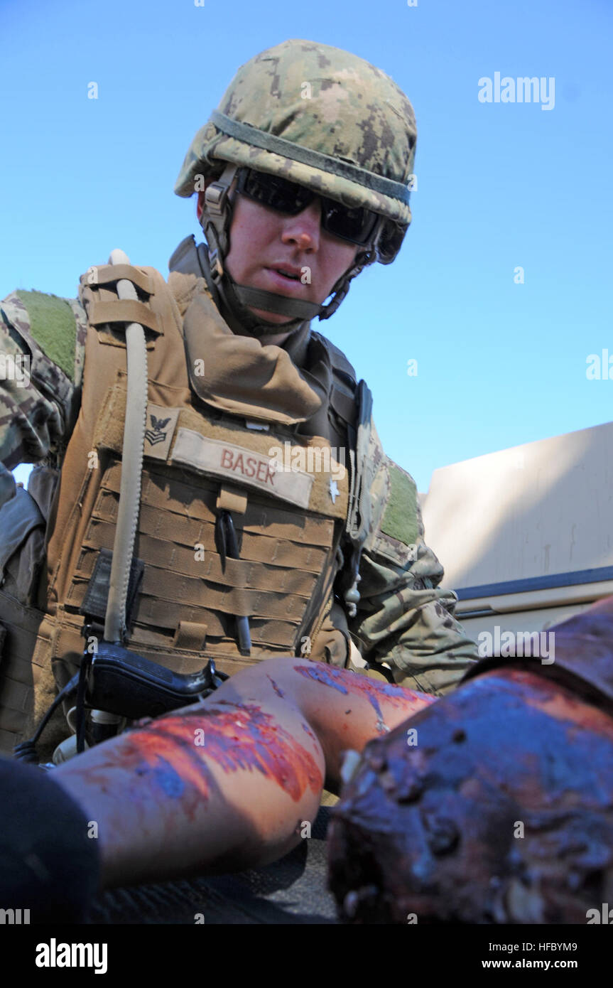 Stahlarbeiter 2. Klasse Sheldon Smith aus Naval Mobile Bau Bataillon (NMCB) 3 Kontrollen verwundete Zivilisten für Reaktionsfähigkeit nach einer simulierten Rakete Angriff auf ein Dorf in der Nähe von Forward Operating Base (FOB) Wolfe. NMCB 3 führt ihre endgültige abgestufte Bereich training Übung (FTX), Funktionsprüfung der BattalionâEUR (TM) s Befehl und Kontrolle durch eine Vielzahl von realistischen Szenarien aufgetreten Seabee-Bereitstellungen. Die Seabee-Bataillon bietet Befehlshaber und Kommandeure der Navy-Komponente Kampf bereit Warfighters in der Lage, allgemeiner Maschinenbau, Konstruktion und begrenzten Kampf eng Stockfoto