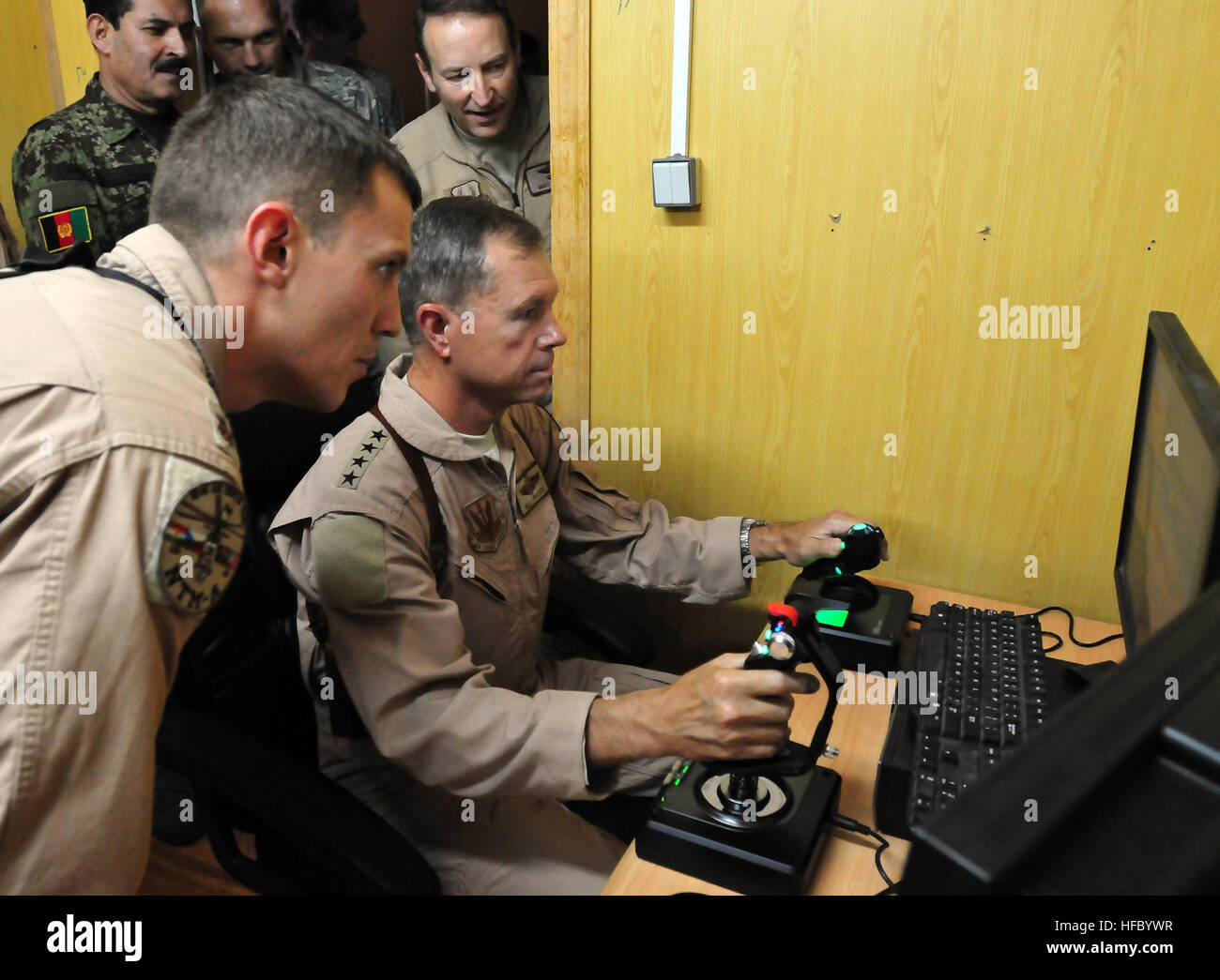 100723-N-6031Q-006 KABUL, Afghanistan - Major Caleb Nimmo, links, Uhren und bietet Unterricht, General William M. Fraser III, Kommandeur des Air Combat Command, wie er seine Hand auf die Drehflügler Flight Simulator während seines Besuches in der afghanischen Air Force Base in Kabul am 23. Juli 2010 nimmt. Fraser, zusammen mit Generalleutnant Michael Hostage, US Air Forces Central Kommandant tourte die "Thunder Lab", eine englische Immersion-Programm für die afghanischen Piloten Kandidaten. Der Besuch gab Fraser die Möglichkeit, verschiedene Service-Mitglieder arbeiten mit der Combined Air Power Übergang Force sowie gen Da treffen Stockfoto