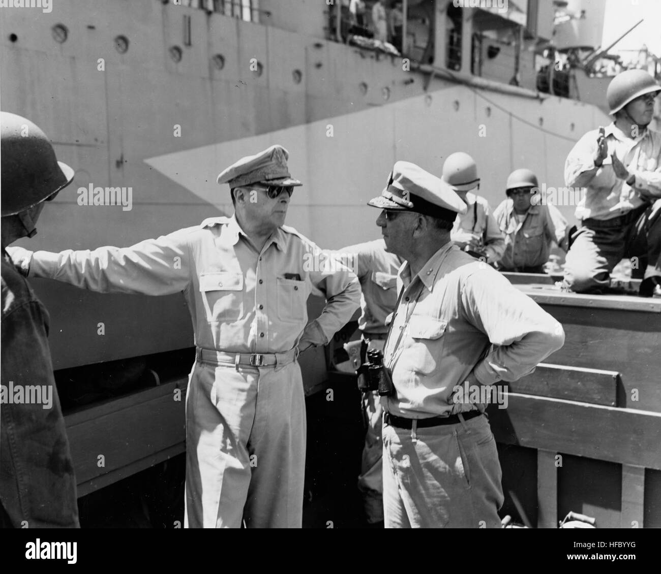 General MacArthur und RAdm Barbey verlassen USS Nashville (CL-43) von Morotai am 15. September 1944 Stockfoto
