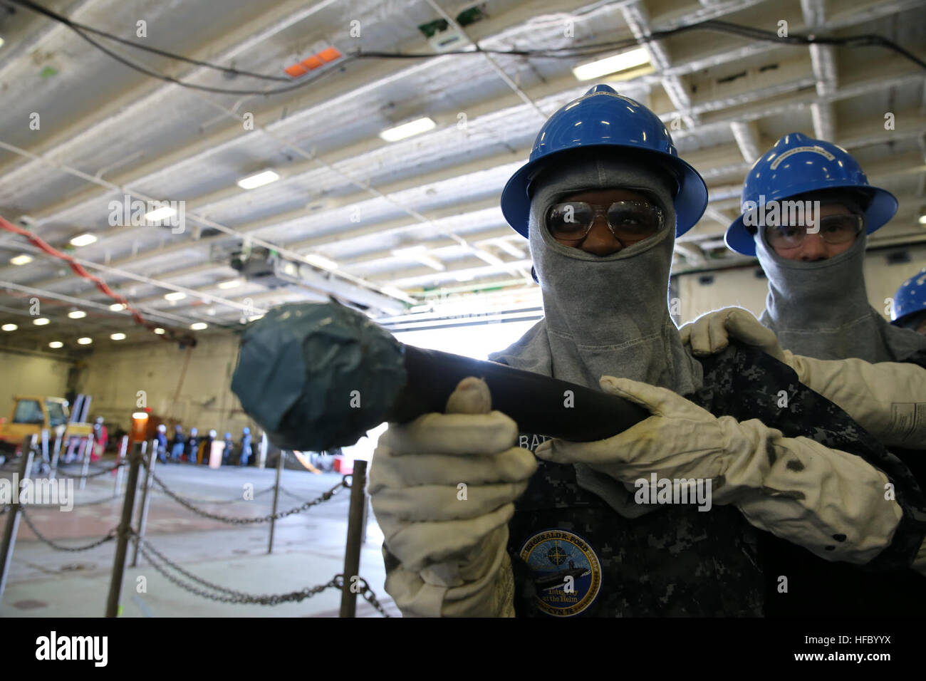 NEWPORT NEWS, Virginia (14. April 2016)--Luftfahrt Boatswain Mate (Handling) Airman Rekrut Mariann Battee und Flieger Shane Sandahl zugeordnet Pre-Commissioning Einheit Gerald R. Ford (CVN-78) Praxis Brandbekämpfung Techniken in das Schiff Hangar Bucht während eines Bohrers General Quarters. Dieses Schiff-weite General Quarters Bohrer auf Schadensbegrenzung und Nothilfe konzentriert und ist ein bedeutender Schritt bei der Zertifizierung der Crews, wie sie trainieren, kämpfen und Ablieferung des Schiffes nehmen. (US Navy Foto von Masse Kommunikation Spezialist Seemann Lehrling Connor Loessin/freigegeben) Allgemeine Viertel 160414-N-YW238-100 Stockfoto