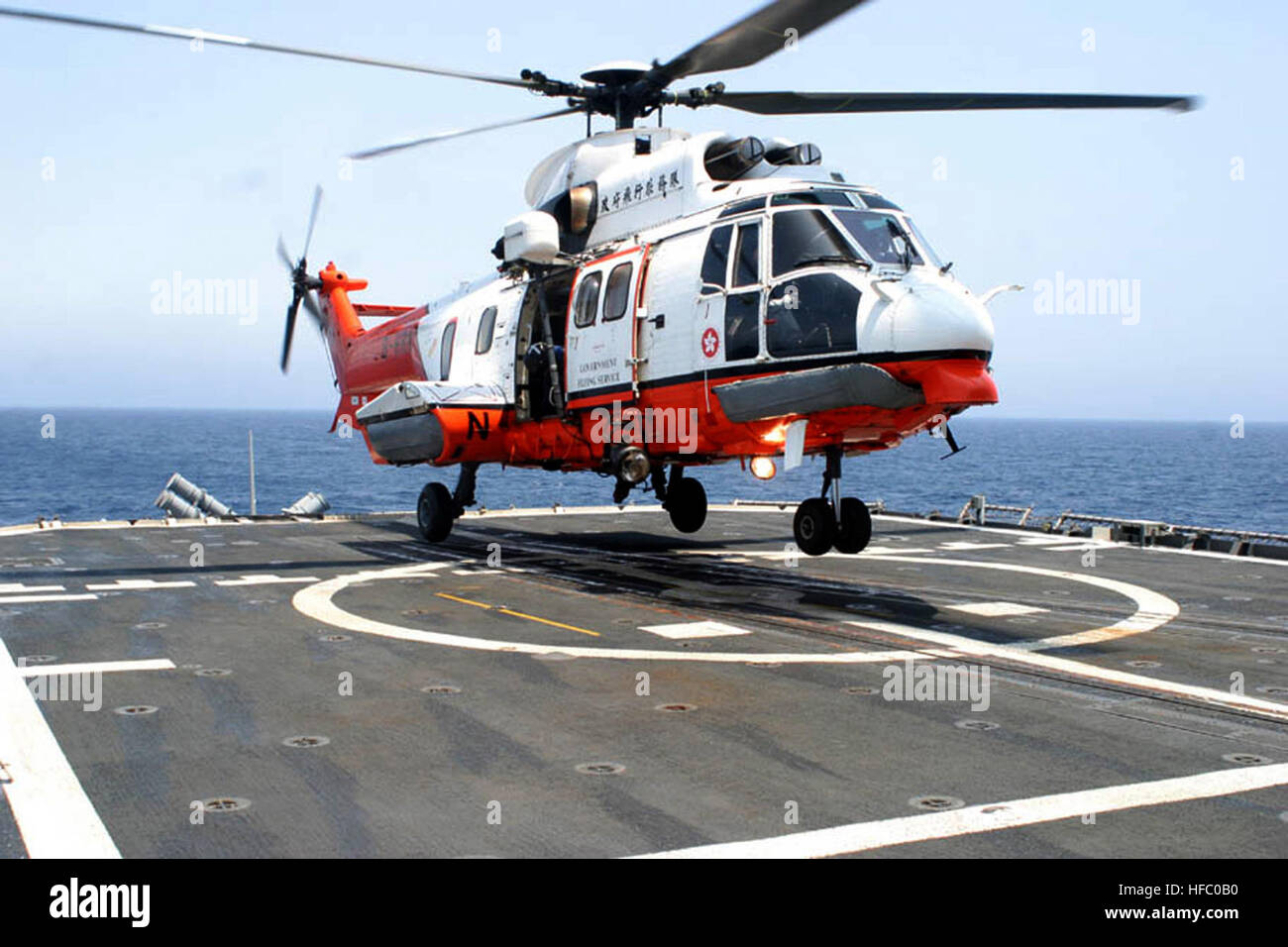 060410-N-2311J-001 westlichen Pazifischen Ozean (10. April 2006) - landet ein Super Puma Helikopter (als 332 L 1) aus Hong Kong Regierung Flight Service (HKGFS) auf dem Flugdeck der Ticonderoga-Klasse Lenkflugkörper Kreuzer USS Mobile Bay (CG-53) im westlichen Pazifik während der allerersten Betankung des HKGFS Super Puma von einem Schiff der US Navy. Mobile Bay befindet sich auf einer Routine geplante Bereitstellung auf den westlichen Pazifischen Ozean. US Marine Foto (freigegeben) GFS Super Puma auf USS Mobile Bay Stockfoto