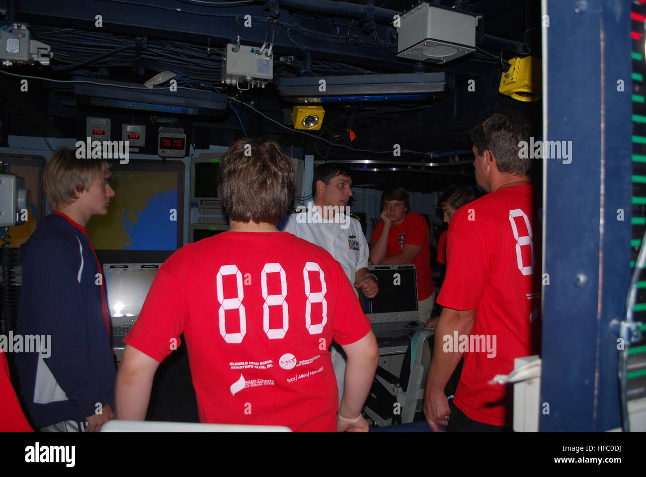 Mitglieder von Team 888 Glenelg Robotiators erkunden den Kampfkontrollraum an Bord der USS Donald Cook (DDG-75) in Baltimore im Rahmen der Star-Spangled Sailabration anlässlich des Zweihundertjahrs 1812. Stockfoto