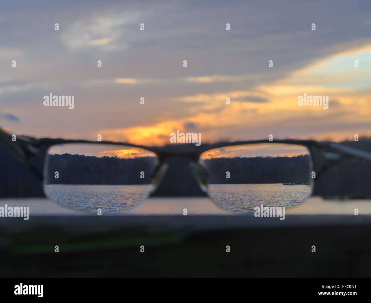 Schöne Landschaft während des Sonnenuntergangs mit Brillen. Stockfoto