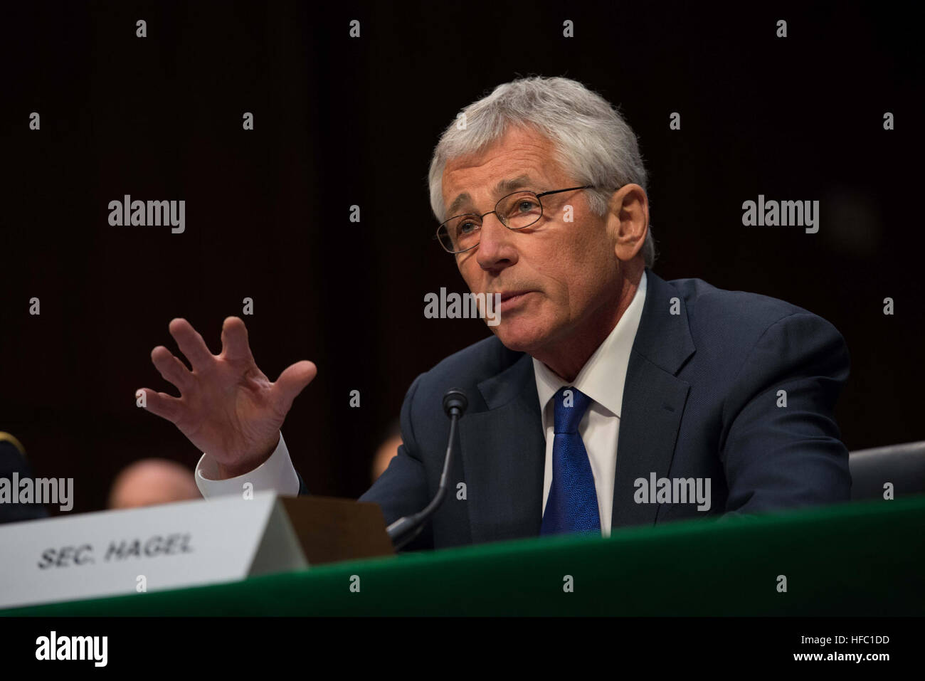 US-Verteidigungsminister Chuck Hagel bezeugt vor dem Senate Armed Services Committee in Washington, D.C., 5. März 2013. Präsident Barack H. Obama präsentiert einen $ 3,9 Billionen Budgetplan für Geschäftsjahr 2015 diese Woche davon $ 496 Milliarden für das Verteidigungsministerium zugeordnet sind. (Department of Defense Foto von Massenkommunikation Spezialist 1. Klasse Daniel Hinton) Hagel, Hale, Dempsey bezeugen vor Senat 140305-N-KC128-412 Stockfoto