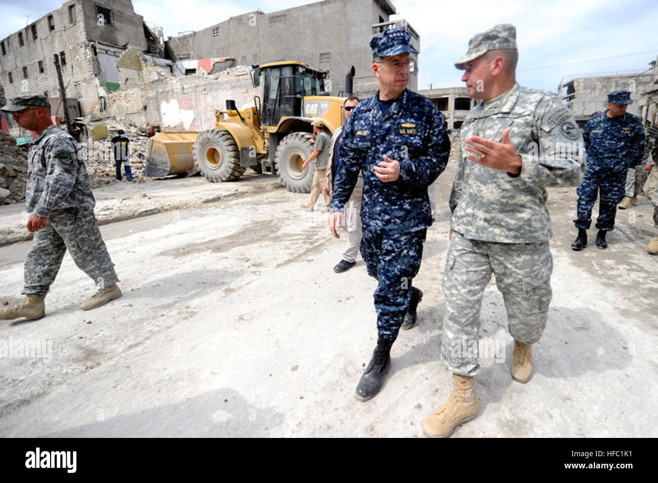 Vorsitzender der Joint Chiefs Of Staff Admiral Mike Mullen, links, spricht mit Generalleutnant Ken Keen während eines Besuchs in Port-au-Prince, Haiti. Mehreren USA und internationale militärische und nicht-Regierungs-Organisationen führen humanitäre Hilfe und Katastrophenschutz Hilfsaktionen im Rahmen der Operation Unified Antwort nach eine Erdbeben der Stärke 7,0 schwere Schäden in und um Port-au-Prince, Haiti, Jan. 12 verursacht. Haiti-Hilfsmaßnahmen 255850 Stockfoto