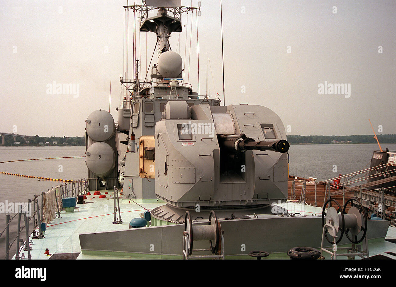 Ein Blick auf die AE-176 Kaliber 76,2 mm/59 Mehrzweck Waffe auf dem Bogen die USNS Hiddensee (185NS9201), während das Schiff in der Naval Sea Systems Command-Anlage in Solomons Anhang festgemacht ist.  Die Sowjet-errichtet Tarantul-Klasse Rakete Corvette aus der bundesdeutschen Marine im November 1991 erworben wurde und wird derzeit Erprobung und Evaluierung von der US Navy.  RUDOLF EGELHOFER in der DDR-Marine, das Schiff wurde umbenannt HIDDENSEE nach der Wiedervereinigung Deutschlands im Jahr 1990. Hiddensee-AK-176-Pistole Stockfoto