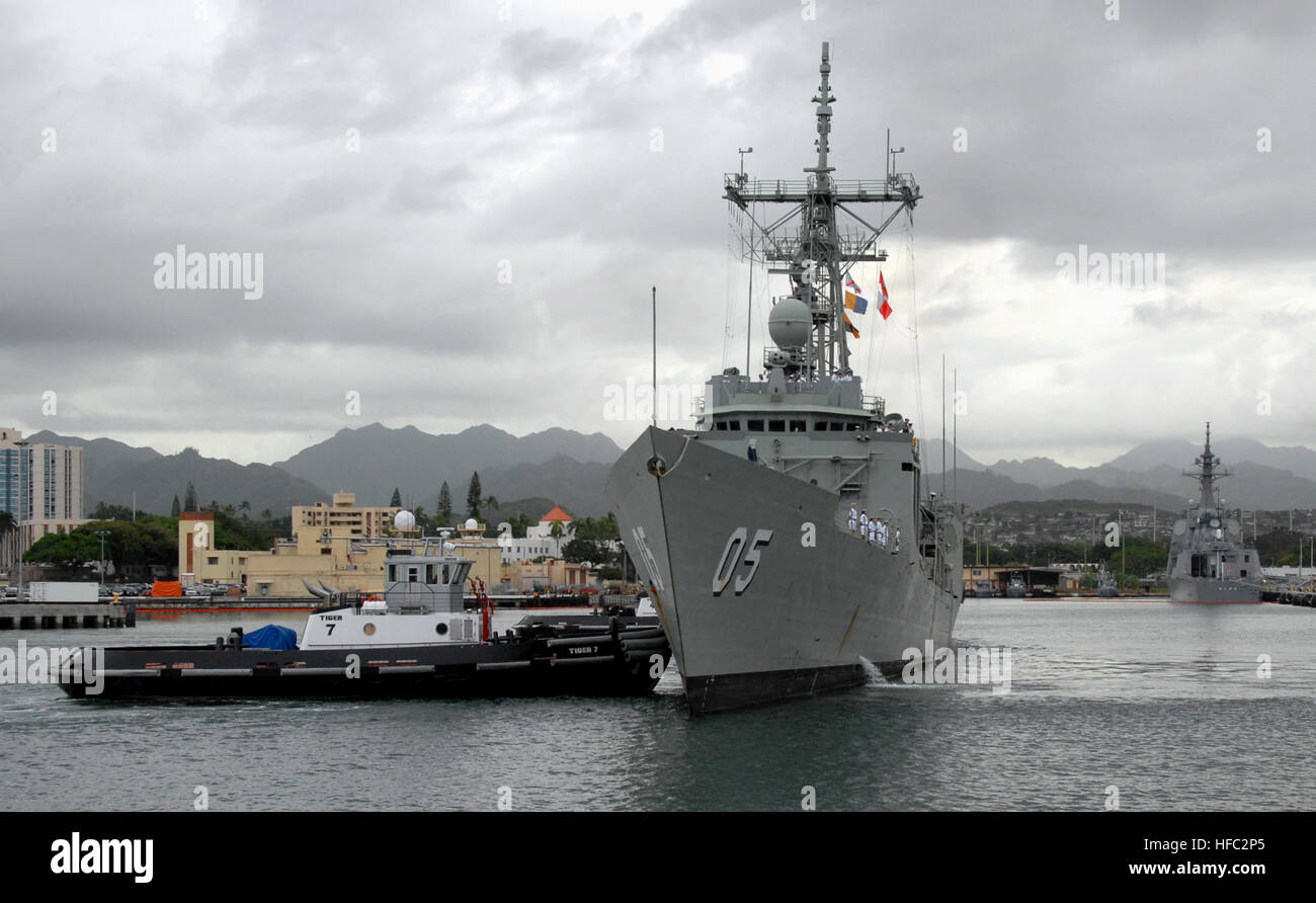 090126-N-3666S-034 PEARL HARBOR (26. Januar 2009) der Royal Australian Navy geführte Raketen Fregatte HMAS Melbourne (FFG 05) kommt am Naval Station Pearl Harbor für routinemäßige Hafen besuchen. Melbourne ist eine langfristige Begleitung Schiff und ist einer der königlichen australischen NavyÕs vier geführte Flugkörper Fregatten. (Foto: U.S. Navy Mass Communication Specialist 3. Klasse Robert Stirrup/freigegeben) HMAS Melbourne-090126-N-3666S-034 Stockfoto