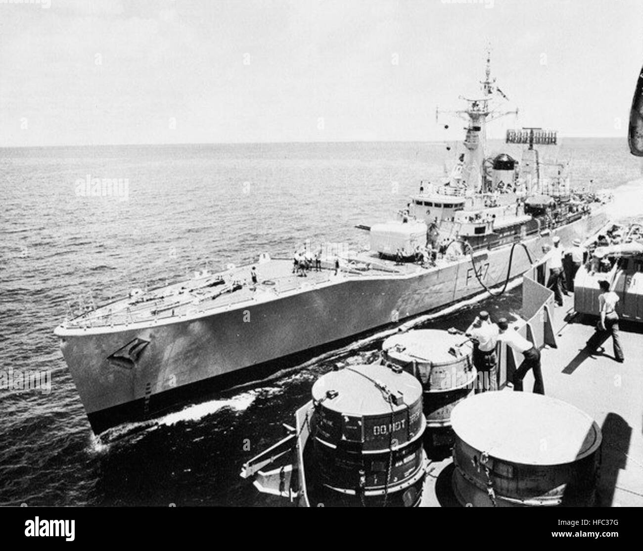 HMS Danae (F47) Tanken von USS Kearsarge (CVS-33) 1969 Stockfoto