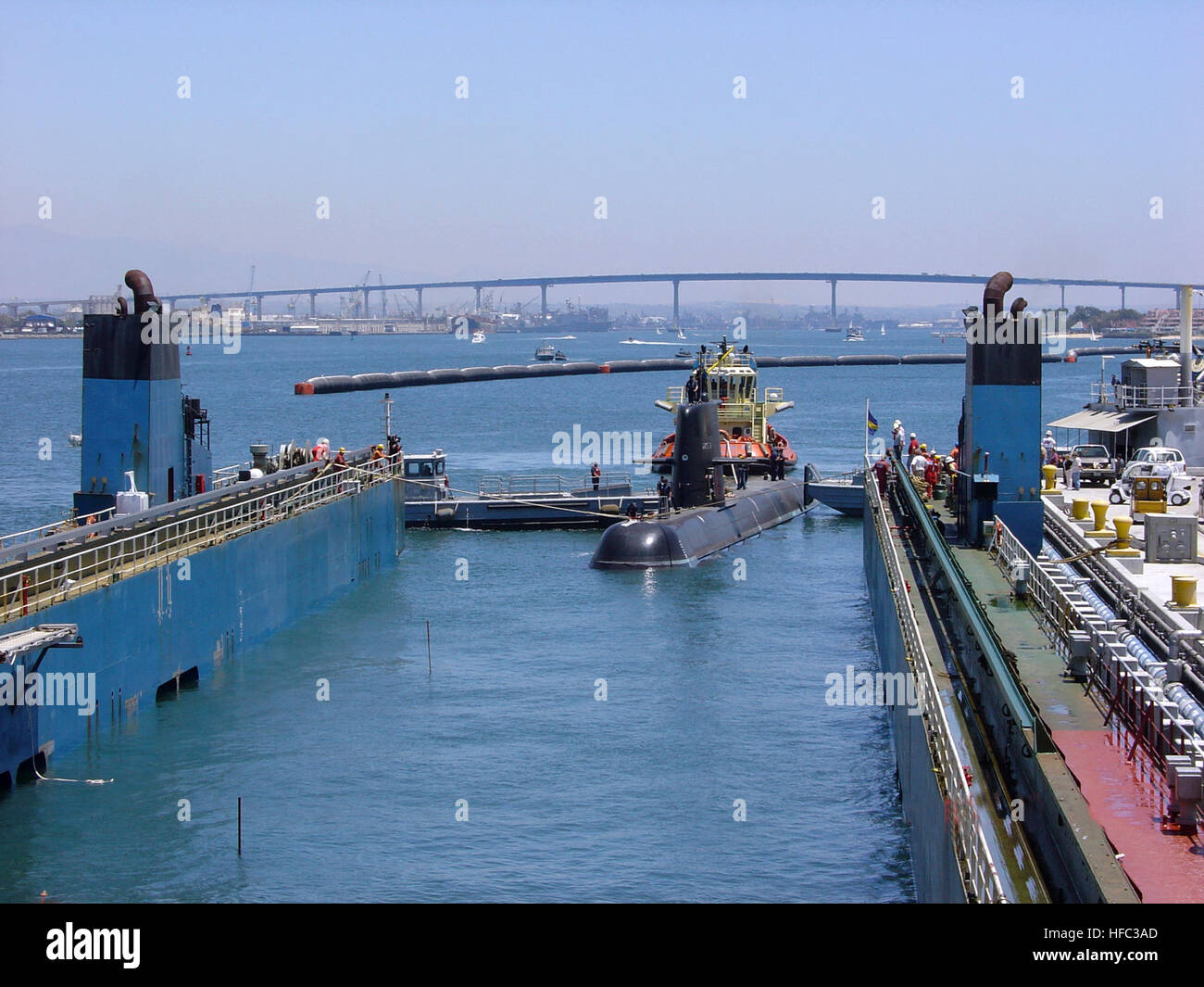 050628-O-9999O-001 San Diego (27. Juni 2005) – Angriff die schwedischen dieselbetriebene u-Boot HMS Gotland aus dem Transportschiff unterstützt, die das u-Boot aus Schweden nach San Diego transportiert. Gotland wird eine einjährige bilaterale Schulungsaufwand mit der US-Marine u-Boot Kräfte im Juli beginnen. Foto: U.S. Navy Lt. CMdR Peter Ostbring (freigegeben) HMS Gotland SD Stockfoto