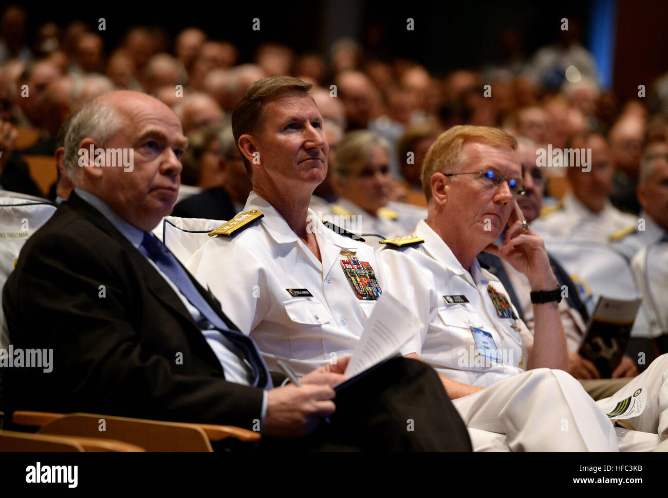 140617-N-PX557-245 NEWPORT, RI (17. Juni 2014) Sir Lawrence Freedman, Professor für Kings College London, Rear Admiral Walter E. "Ted" Carter Jr., Präsident, US Naval War College (NWC) und Rear Admiral James G. Foggo III, Assistent stellvertretender Leiter von Marinebetrieben für Operationen, Pläne und Strategie, hören auf Bemerkungen von Chef des Naval Operations (CNO), ADM Jonathan W. Greenert, während die 65. jährlichen aktuellen Strategie Forum (CSF) in der NWC in Newport , Rhode Island. Als NWCs Deckstein wissenschaftliche Veranstaltung vereint das zweitägige Forum Ehrengäste und Studenten zu Fragen der stra Stockfoto