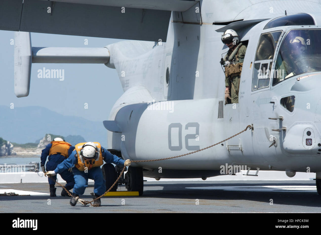 160422-N-ZI646-119 YATSUSHIRO Bucht, Japan (22. April 2016) Japan Maritime Defense Force Segler sichern ein MV-22 b Osprey von Marine Medium Tiltrotor Squadron (VMM) 265 (Stahlbeton) an der 31. Marine Expeditionary Unit auf dem Flugdeck der Zerstörer Hubschrauber Schiff JS Hyuga (DDH) 181 befestigt. Auf Wunsch der japanischen Regierung ist US-Truppen in Japan Luftbrücke zu japanischen Self-Defense Forces (JSDF) unterstützen.  Eine JSDF-Task-Force von mehr als 25.000 Mitarbeitern leistet humanitäre Hilfe und Katastrophenhilfe, die von der Stärke 6,5 und 7.3 Erdbeben betroffenen Menschen, die Stockfoto