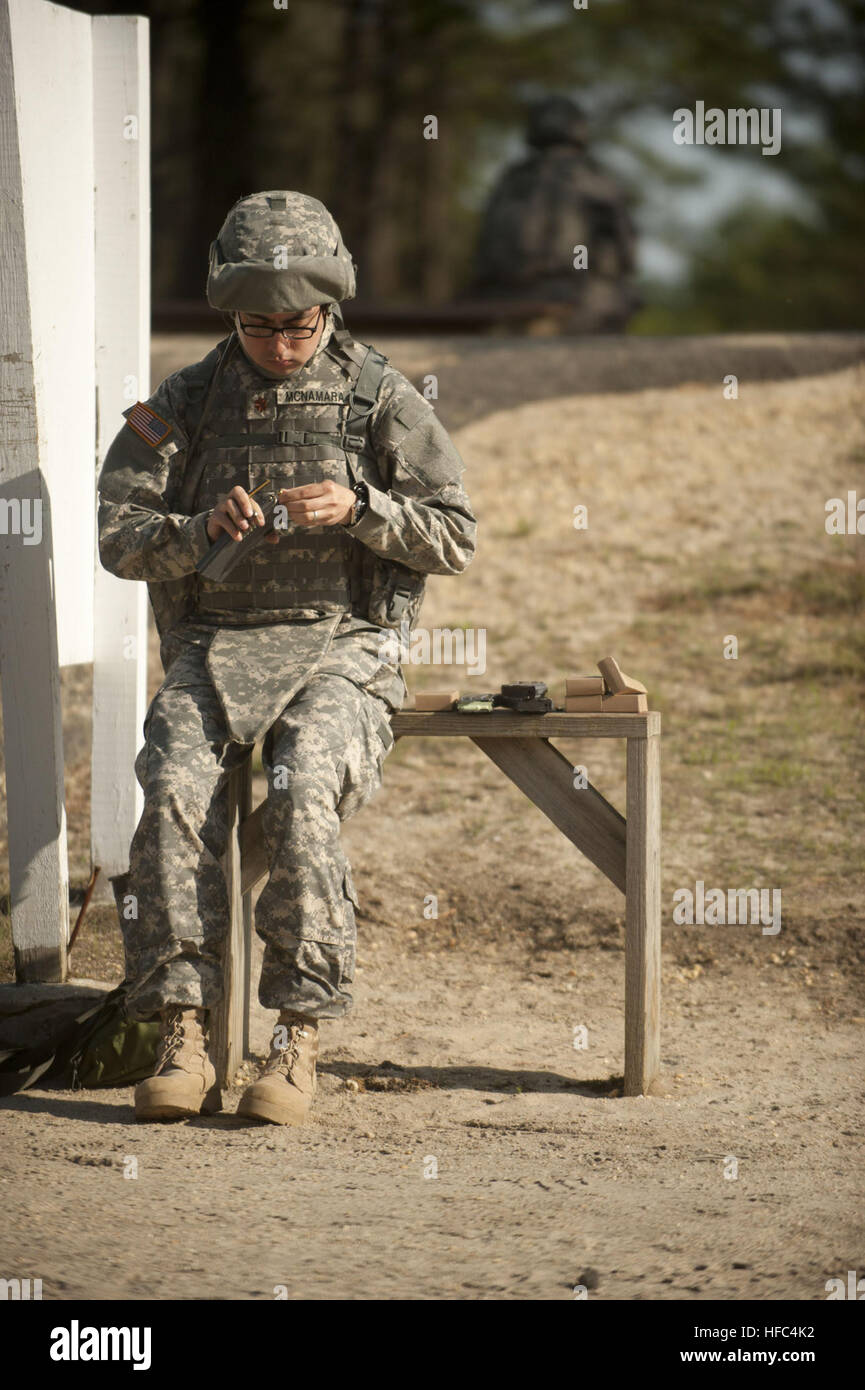 Lt. CMdR Terry McNamara lädt eine m-16 Magazin während Teilnahme an Ausbildung an der US-Navy individuelle Augmentee Combat Training Kurs in Fort Dix, New Jersey Waffen. Der Kurs bereitet Einsatz von Matrosen zur Unterstützung der Einsätze in Übersee im Irak, Afghanistan, Kuwait und am Horn von Afrika mit der Ausbildung in grundlegenden Armee Kampffähigkeiten. Individuelle Augmentee 110426-N-TH989-011 Stockfoto