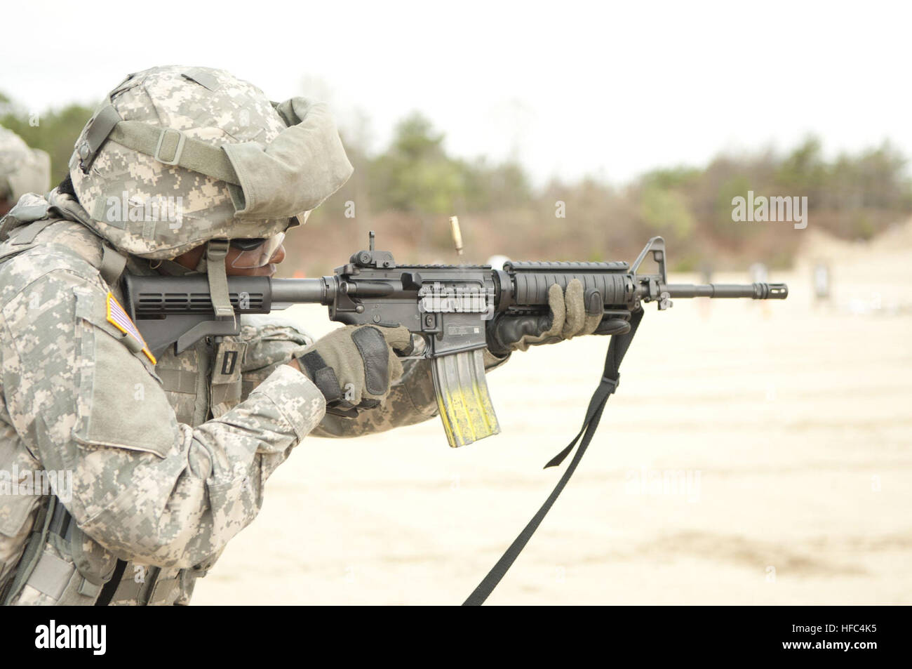 Lt. Jammie Downer feuert einen m-4 während der US-Navy individuelle Augmentee Combat Training Kurs in Fort Dix, New Jersey Die vier Wochen lange Ausbildung soll ausstatten, ausrüsten und Segler für ihre bevorstehende Einsätze zur Unterstützung der Einsätze im Irak, Afghanistan, Kuwait und am Horn von Afrika in Übersee vorbereiten. Individuelle Augmentee 110428-N-TH989-333 Stockfoto