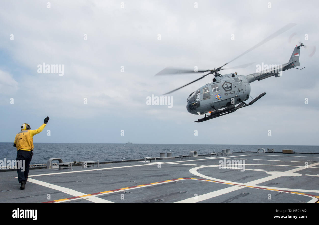 150808-N-MK881-137 JAVASEE (8. August 2015) Bootsmann ist Mate 2. Klasse Manuel Gallegos, littoral combat Schiff USS Fort Worth (LCS 3) zugeordnet, führt Sie eine Messerschmitt-Bölkow-Blohm Bo 105 indonesische Marine Hubschrauber während einer Übung auf dem Flugdeck der Fort Worth im Rahmen der Zusammenarbeit über Wasser Reife und Ausbildung (CARAT) Indonesien 2015 Landung Deck. Karat ist eine jährliche, bilaterale Übung-Serie mit der U.S. Navy, U.S. Marine Corps und der Streitkräfte der neun Partnernationen. (Foto: U.S. Navy Mass Communication Specialist 2. Klasse Joe Bishop/freigegeben) Indonesische Bo 105 nimmt o Stockfoto