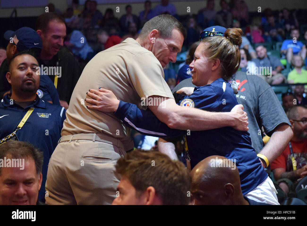 Kommandant, Marine Installationen Befehl Vice Admiral Dixon Smith grüßt Marine Chef Logistik Spezialist Leticia Baugher (i.r.) während die Goldmedaille-Rollstuhl-Basketball-Match bei den Invictus Games 12. Mai 2016 in Orlando, Florida Invictus Games ist ein internationaler adaptive Sportwettbewerb Veteranen und Verwundeten, Kranken und verletzten Angehörige. (US Navy Foto von Lt. j.g. Marissa A. Cruz/freigegeben) Invictus Games 2016 (Bild 1 von 76) 160512-N-WW503-717 Stockfoto