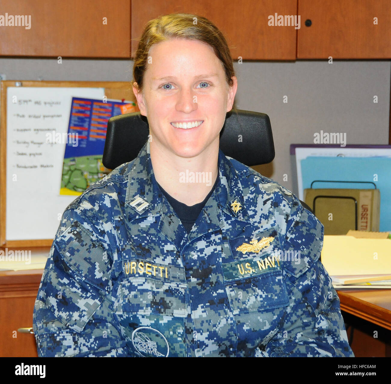 Navy Lt. Sarah Ursetti, Assistentin Tiefbau Offizier am Joint Base Anacostia-Bolling (JBAB) wurde vor kurzem mit 2013 Capt Freude Bright Hancock Leadership Award ausgezeichnet. Gemeinsame Basis Leutnant als Botschafter anerkannt; Beispiel für Frauen überall 131015-N-RX234-001 Stockfoto