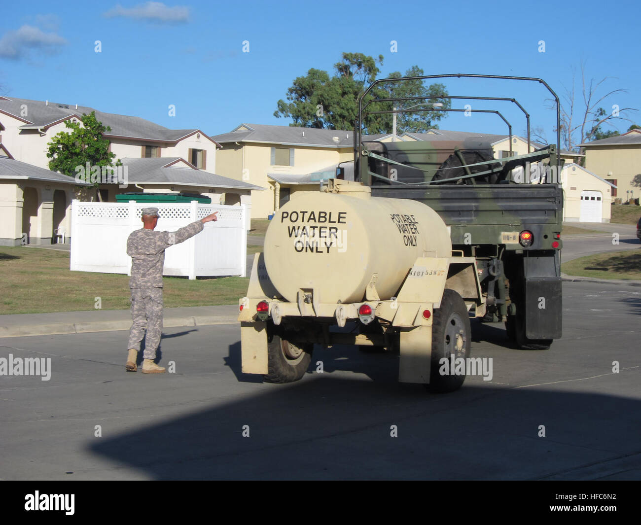 Staff Sgt Charles Reisinger führt einen LKW Abschleppen einen "Wasserbüffel" in Position in der Nähe von Hurrikan-sicher wohnen wo Joint Task Force Guantanamo Personal während der Tropensturm Isaac beherbergen werden. Joint Task Force Guantanamo bereitet für Tropensturm Isaac 120823-N-VZ509-016 Stockfoto