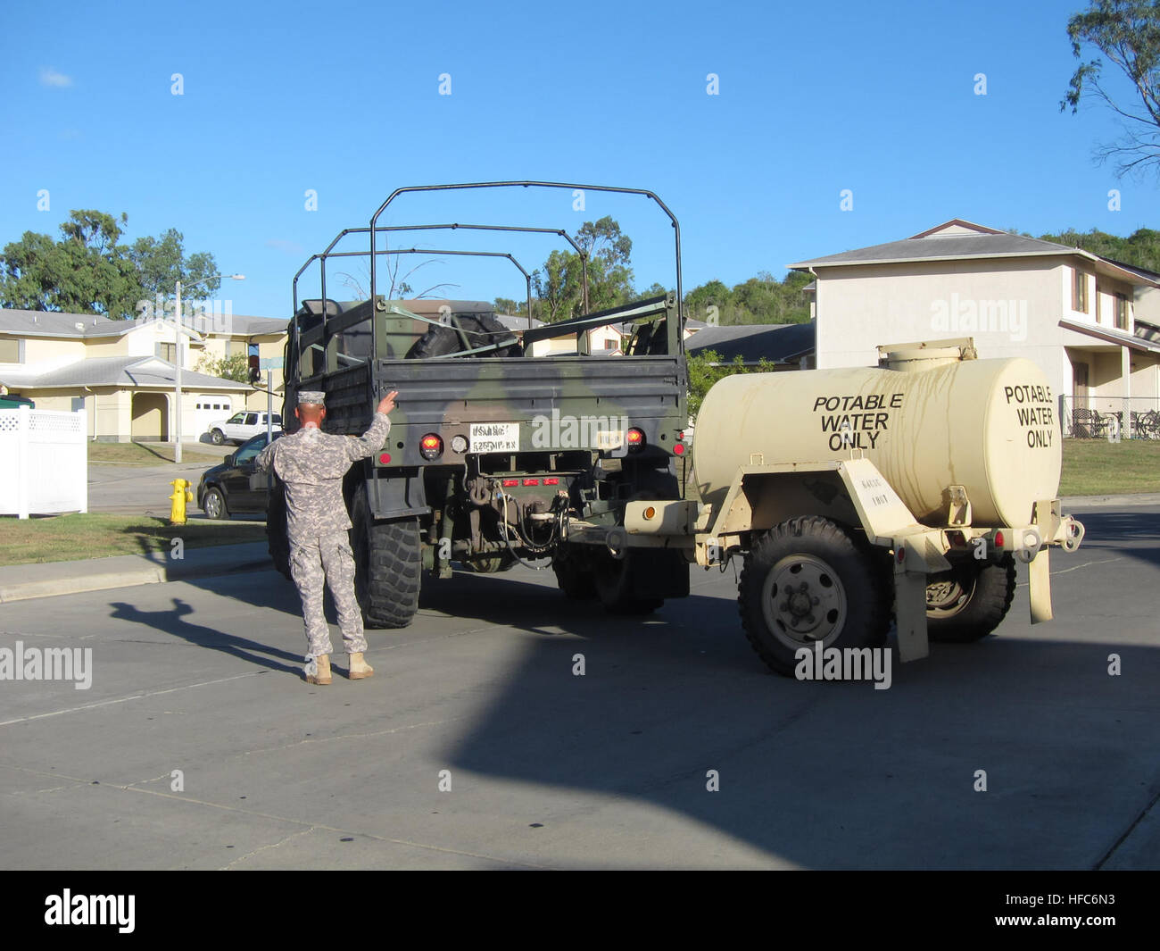 Staff Sergeant Charles Reisinger führt einen LKW Abschleppen einen "Wasserbüffel" in Position in der Nähe von Hurrikan-sicher wohnen wo Joint Task Force Guantanamo Personal während der Tropensturm Isaac beherbergen werden. Joint Task Force Guantanamo bereitet für Tropensturm Isaac 120823-N-VZ509-018 Stockfoto