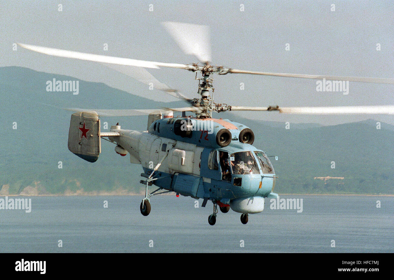 Ein russische KA-27SP (Helix D) Hubschrauber fliegt vorbei an dem Flugdeck der USS BELLEAU WOOD (LHA-3) (nicht dargestellt) zur Vorbereitung für die Landung auf dem Amphib Ious Angriff Schiff während der Übung Zusammenarbeit von THE SEA 96, vor der Küste von Wladiwostok, Russland.  Die Landung Marken Schiff zum ersten Mal, das ein russischen Hubschrauber auf einer US-Navy setzte hat, im Rahmen dieser jährlichen Übung. Kamov Ka-27PS Stockfoto